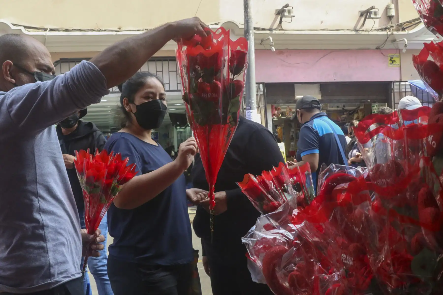Personas acuden al Mercado Central para comprar detalles como rosas, globos o peluches a pocas horas de la celebración por el Día de la Madre. Foto: ANDINA/Eddy Ramos