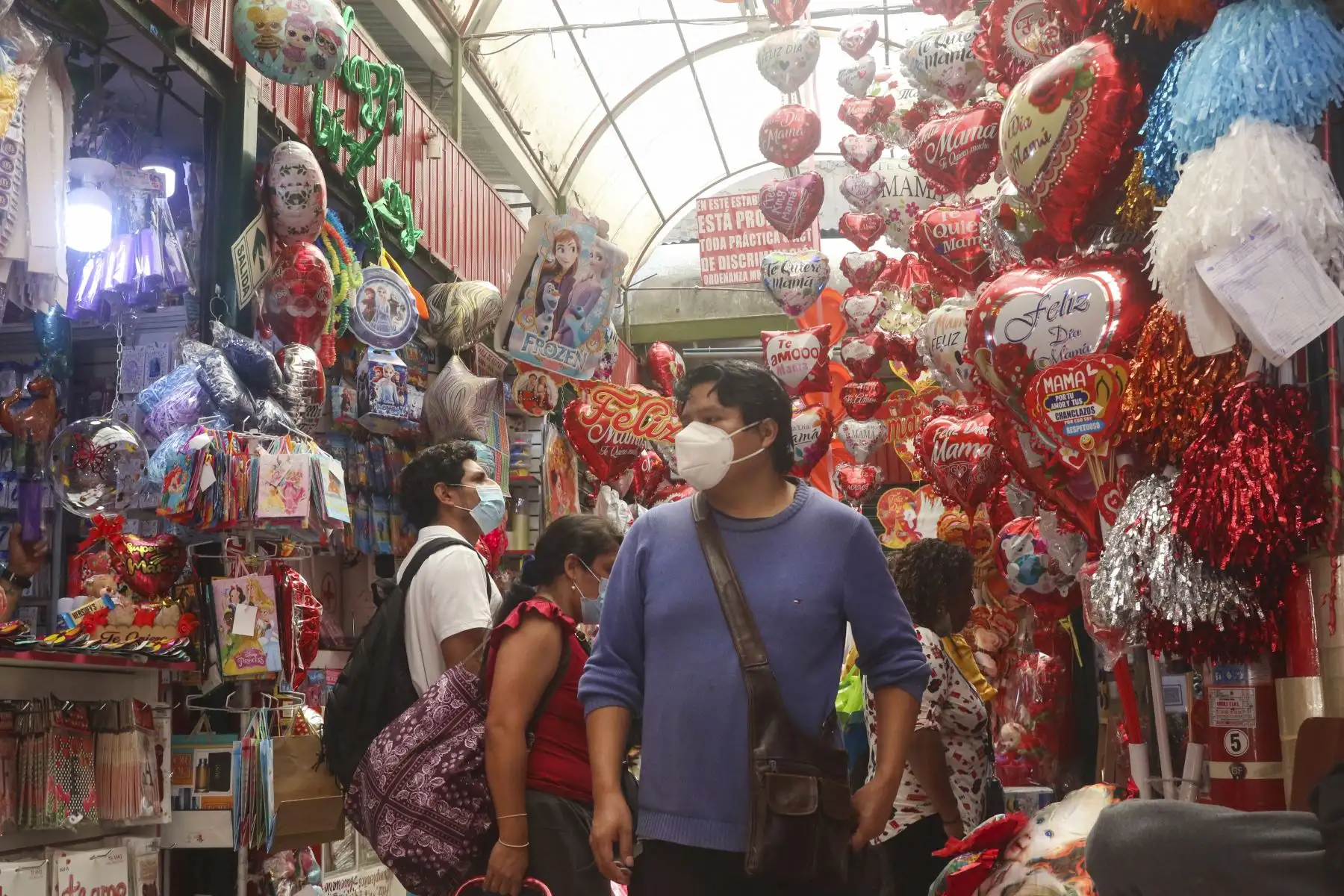 Personas acuden al Mercado Central para comprar detalles como rosas, globos o peluches a pocas horas de la celebración por el Día de la Madre. Foto: ANDINA/Eddy Ramos