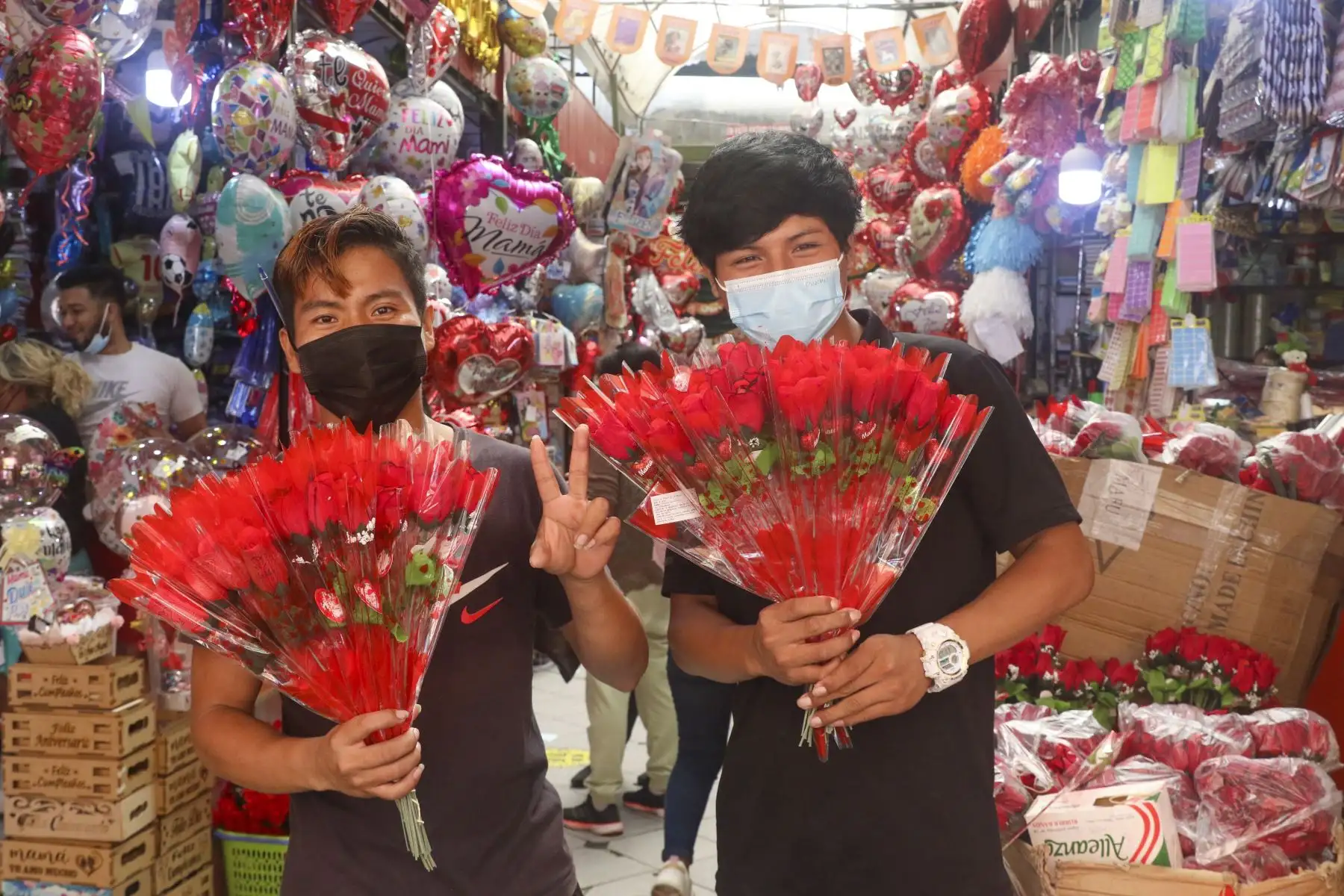 Personas acuden al Mercado Central para comprar detalles como rosas, globos o peluches a pocas horas de la celebración por el Día de la Madre. Foto: ANDINA/Eddy Ramos