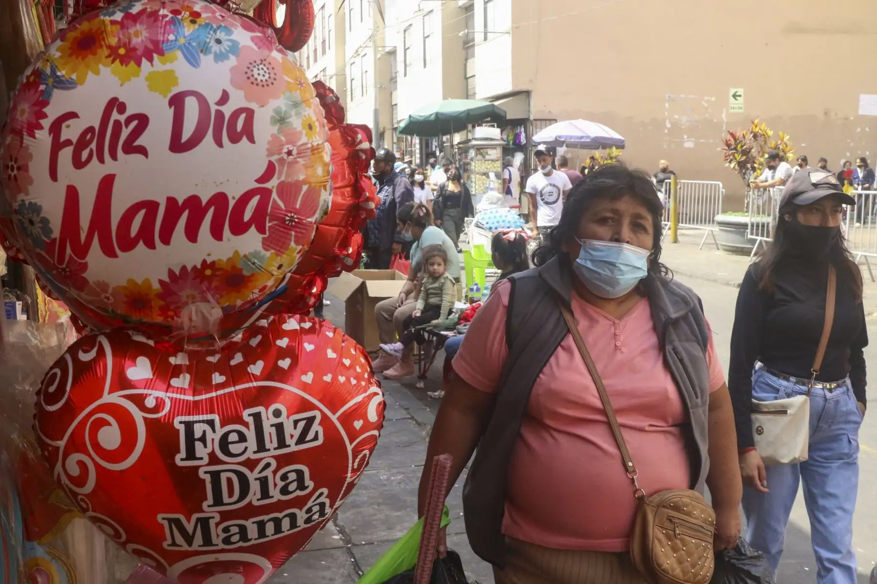 Personas acuden al Mercado Central para comprar detalles como rosas, globos o peluches a pocas horas de la celebración por el Día de la Madre. Foto: ANDINA/Eddy Ramos