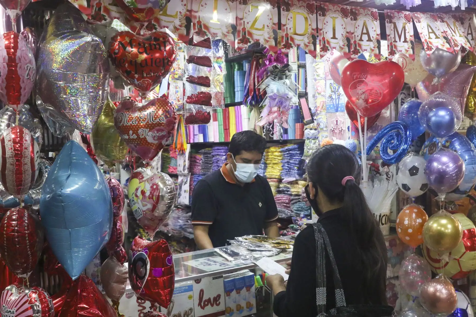 Personas acuden al Mercado Central para comprar detalles como rosas, globos o peluches a pocas horas de la celebración por el Día de la Madre. Foto: ANDINA/Eddy Ramos