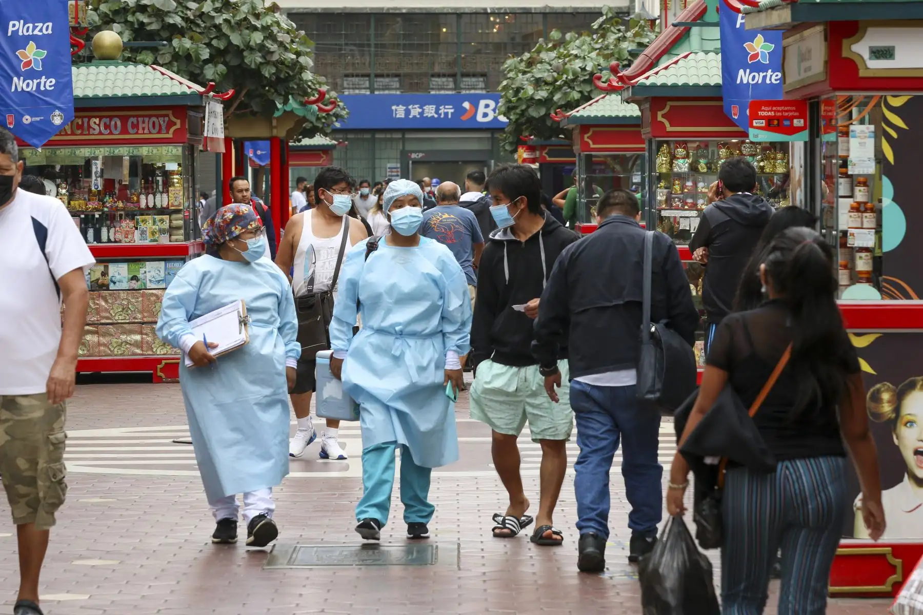 Brigadas del Ministerio de Salud promueven la vacunación contra la Covid 19  en la Calle Capón ubicado en el Mercado Central del Centro de Lima. Foto: ANDINA/Eddy Ramos