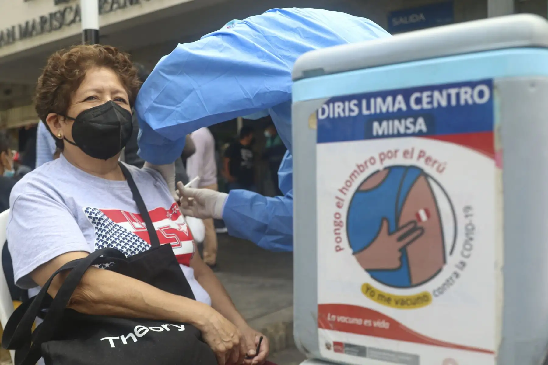 Brigadas del Ministerio de Salud promueven la vacunación contra la Covid 19  en la Calle Capón ubicado en el Mercado Central del Centro de Lima. Foto: ANDINA/Eddy Ramos
