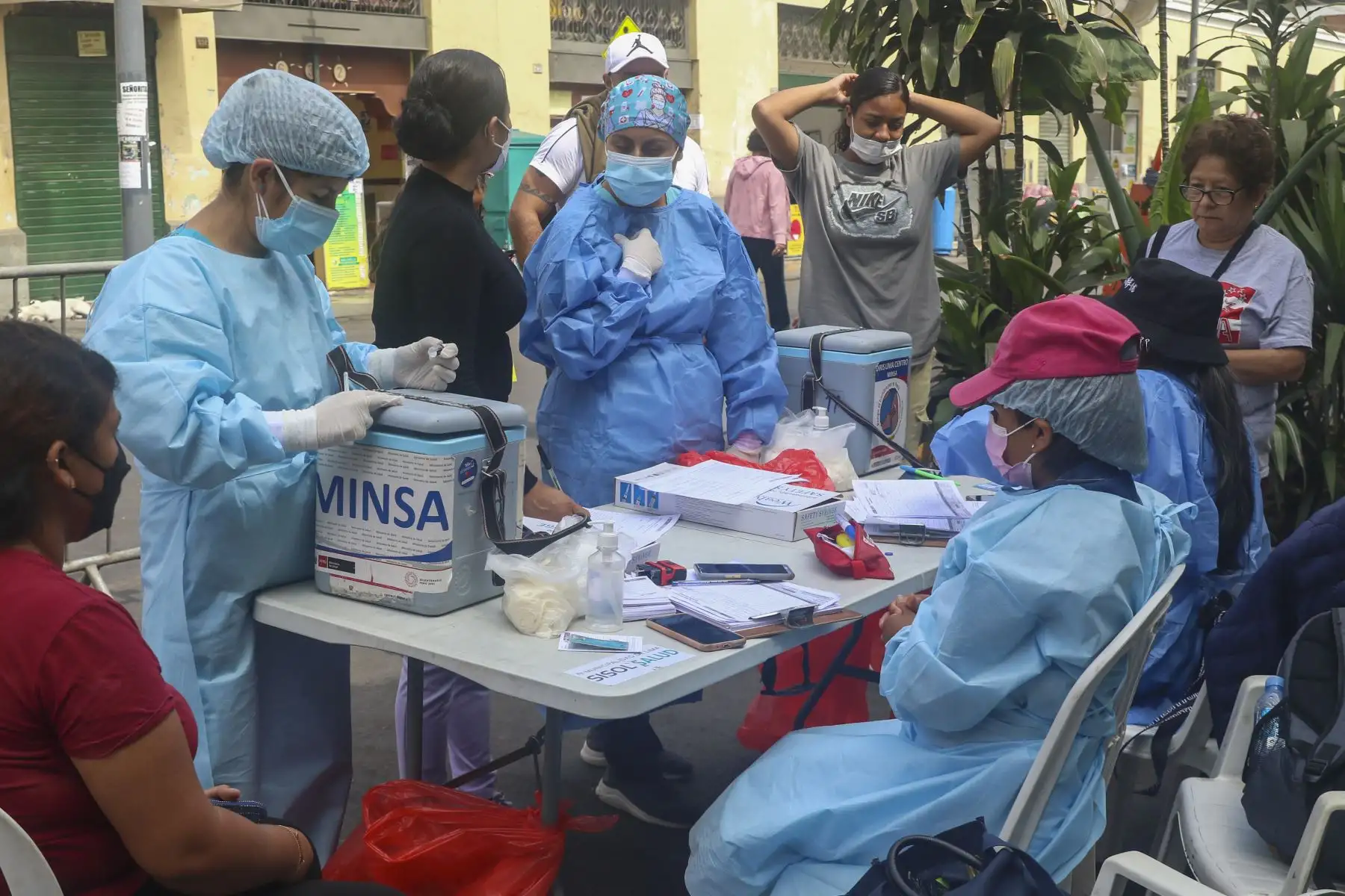 Brigadas del Ministerio de Salud promueven la vacunación contra la Covid 19  en la Calle Capón ubicado en el Mercado Central del Centro de Lima. Foto: ANDINA/Eddy Ramos