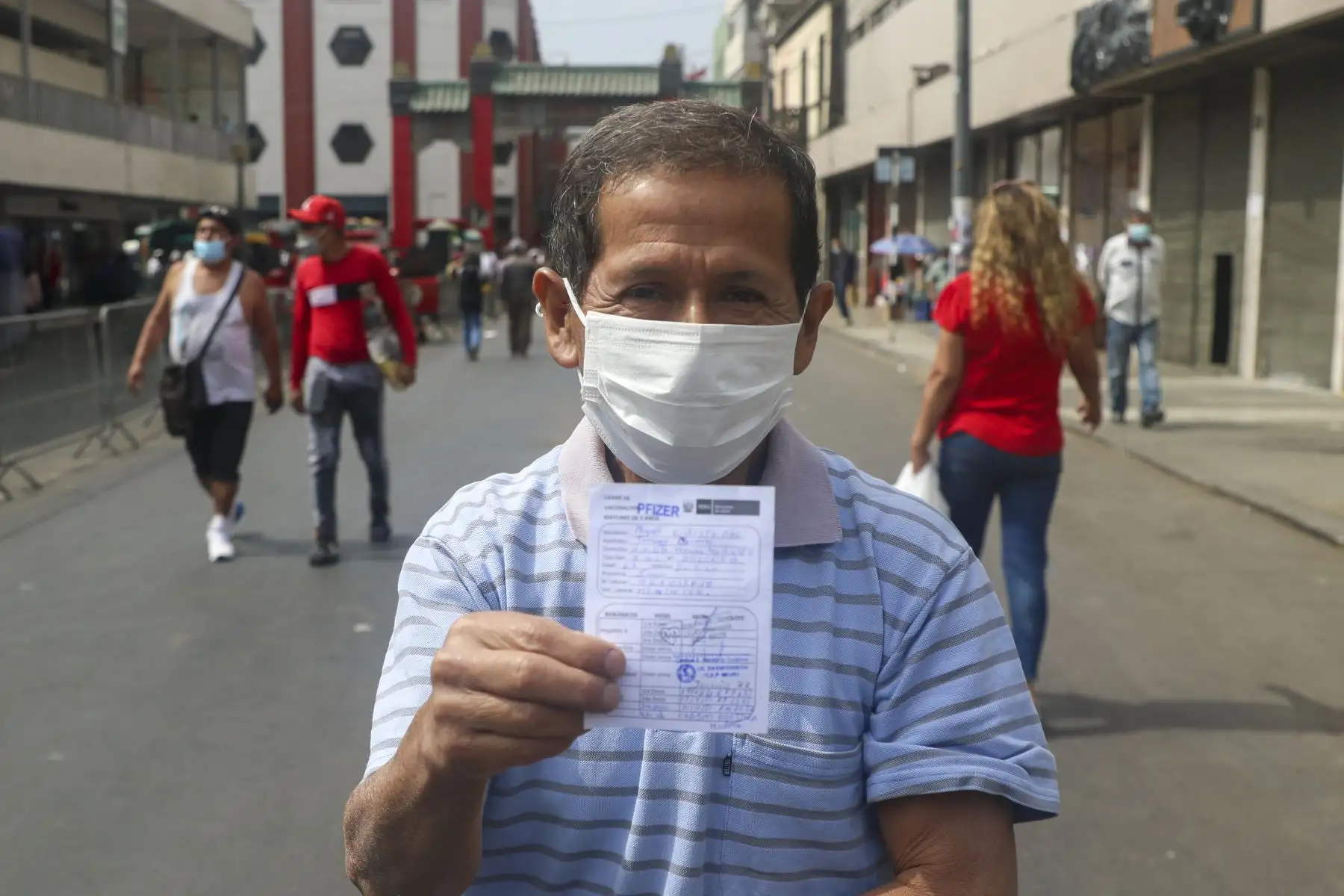Brigadas del Ministerio de Salud promueven la vacunación contra la Covid 19  en la Calle Capón ubicado en el Mercado Central del Centro de Lima. Foto: ANDINA/Eddy Ramos