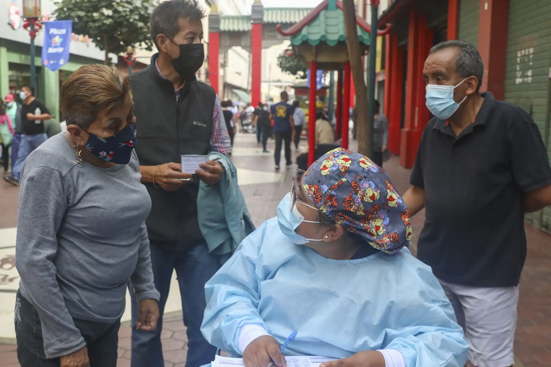 Brigadas del Ministerio de Salud promueven la vacunación contra la Covid 19  en la Calle Capón ubicado en el Mercado Central del Centro de Lima. Foto: ANDINA/Eddy Ramos