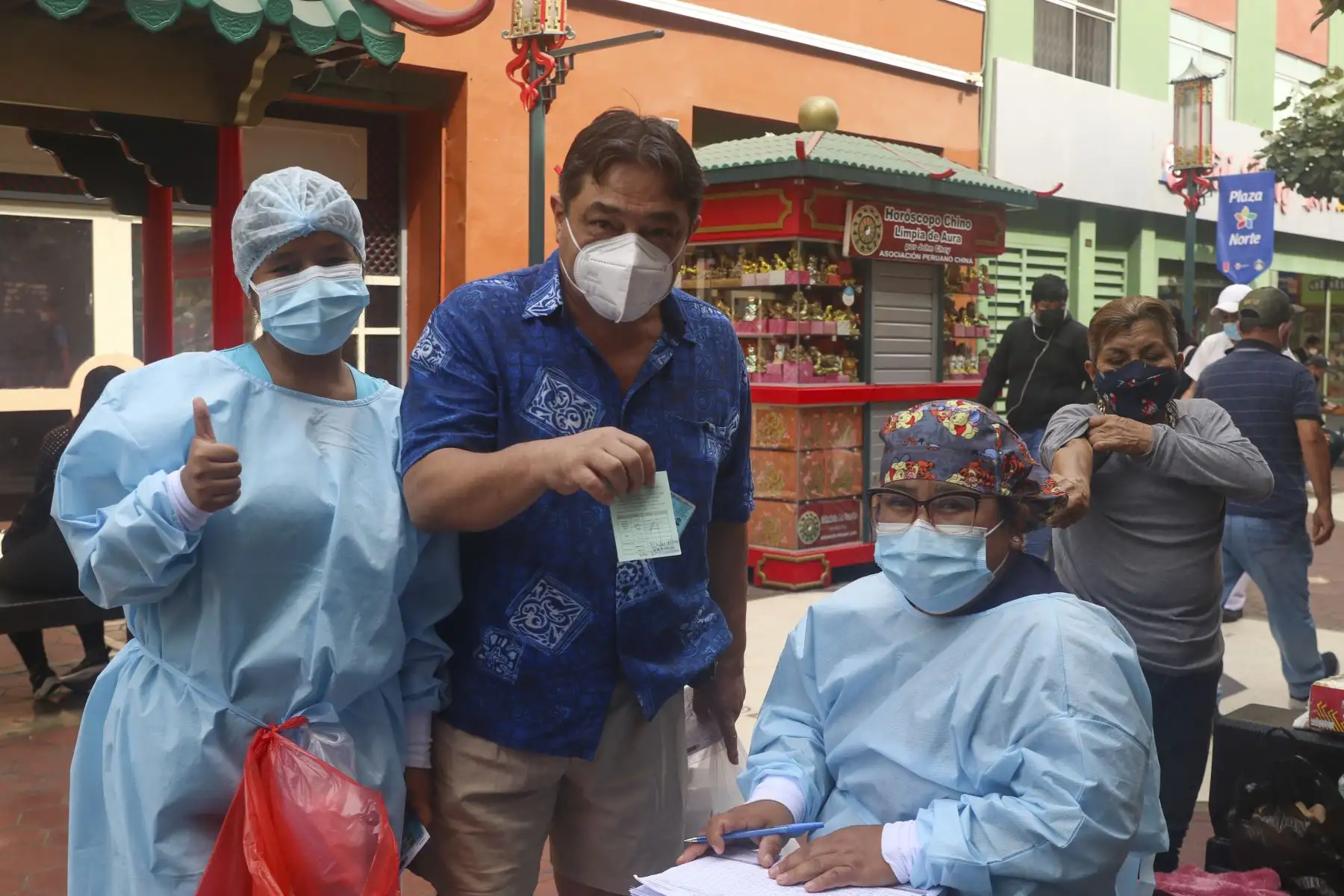Brigadas del Ministerio de Salud promueven la vacunación contra la Covid 19  en la Calle Capón ubicado en el Mercado Central del Centro de Lima. Foto: ANDINA/Eddy Ramos