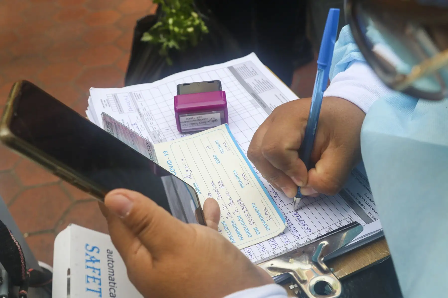 Brigadas del Ministerio de Salud promueven la vacunación contra la Covid 19  en la Calle Capón ubicado en el Mercado Central del Centro de Lima. Foto: ANDINA/Eddy Ramos