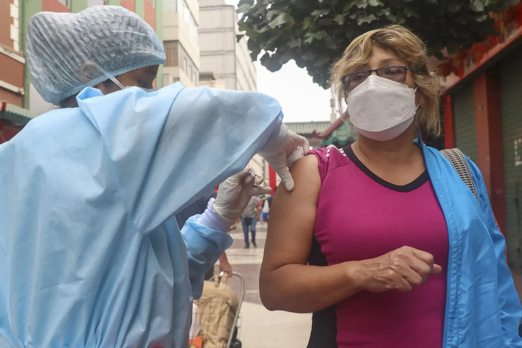 Brigadas del Ministerio de Salud promueven la vacunación contra la Covid 19  en la Calle Capón ubicado en el Mercado Central del Centro de Lima. Foto: ANDINA/Eddy Ramos
