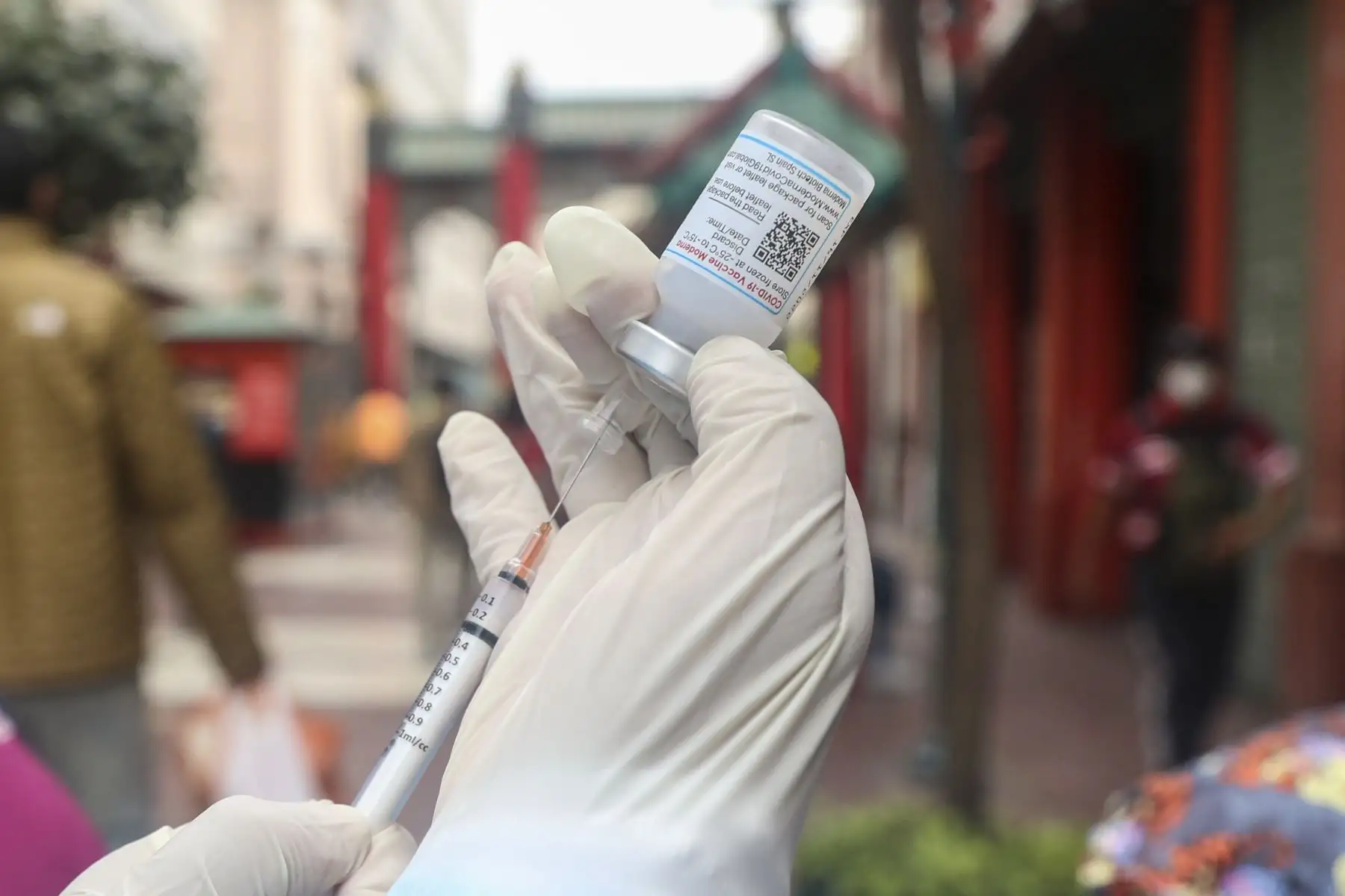 Brigadas del Ministerio de Salud promueven la vacunación contra la Covid 19  en la Calle Capón ubicado en el Mercado Central del Centro de Lima. Foto: ANDINA/Eddy Ramos