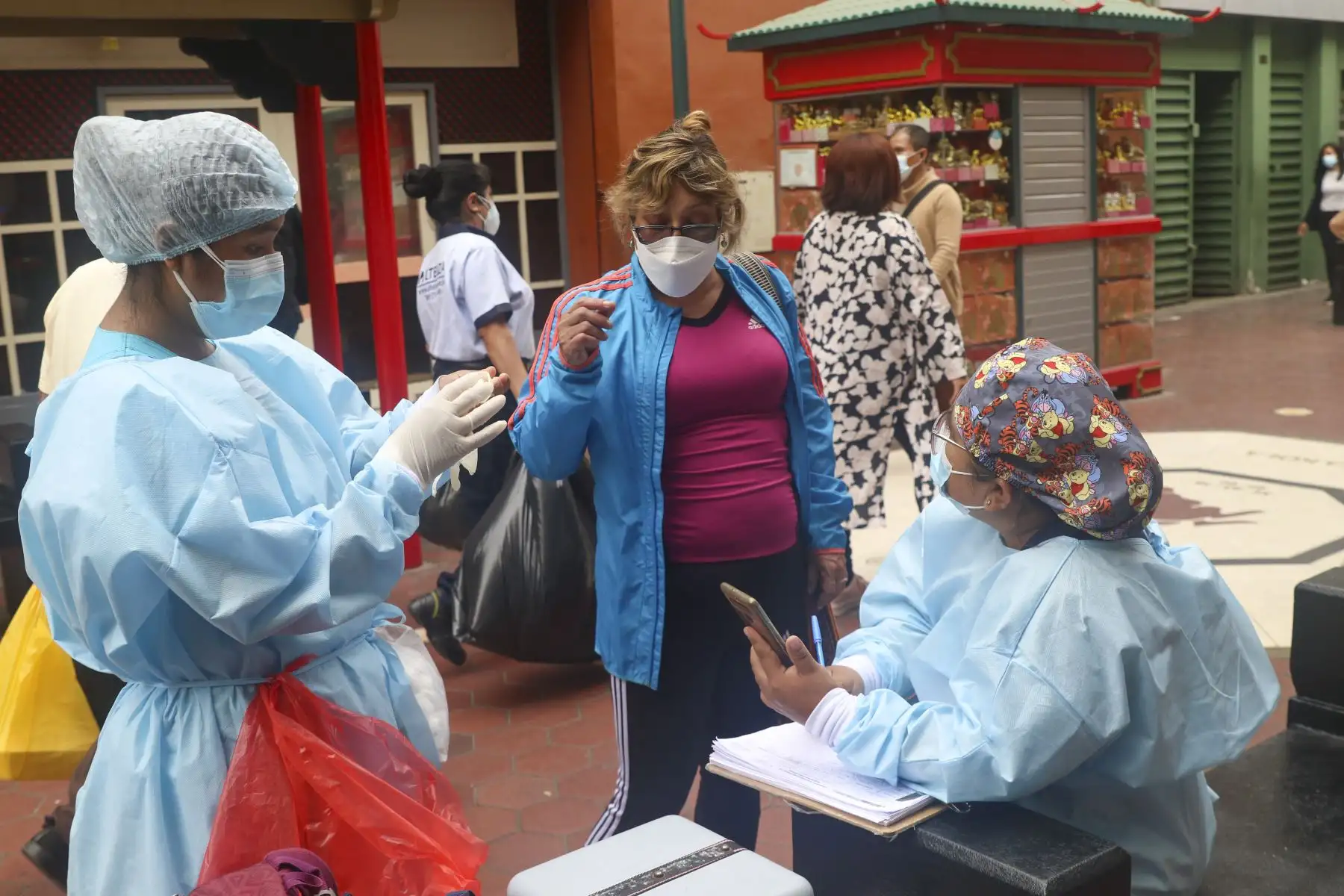 Brigadas del Ministerio de Salud promueven la vacunación contra la Covid 19  en la Calle Capón ubicado en el Mercado Central del Centro de Lima. Foto: ANDINA/Eddy Ramos