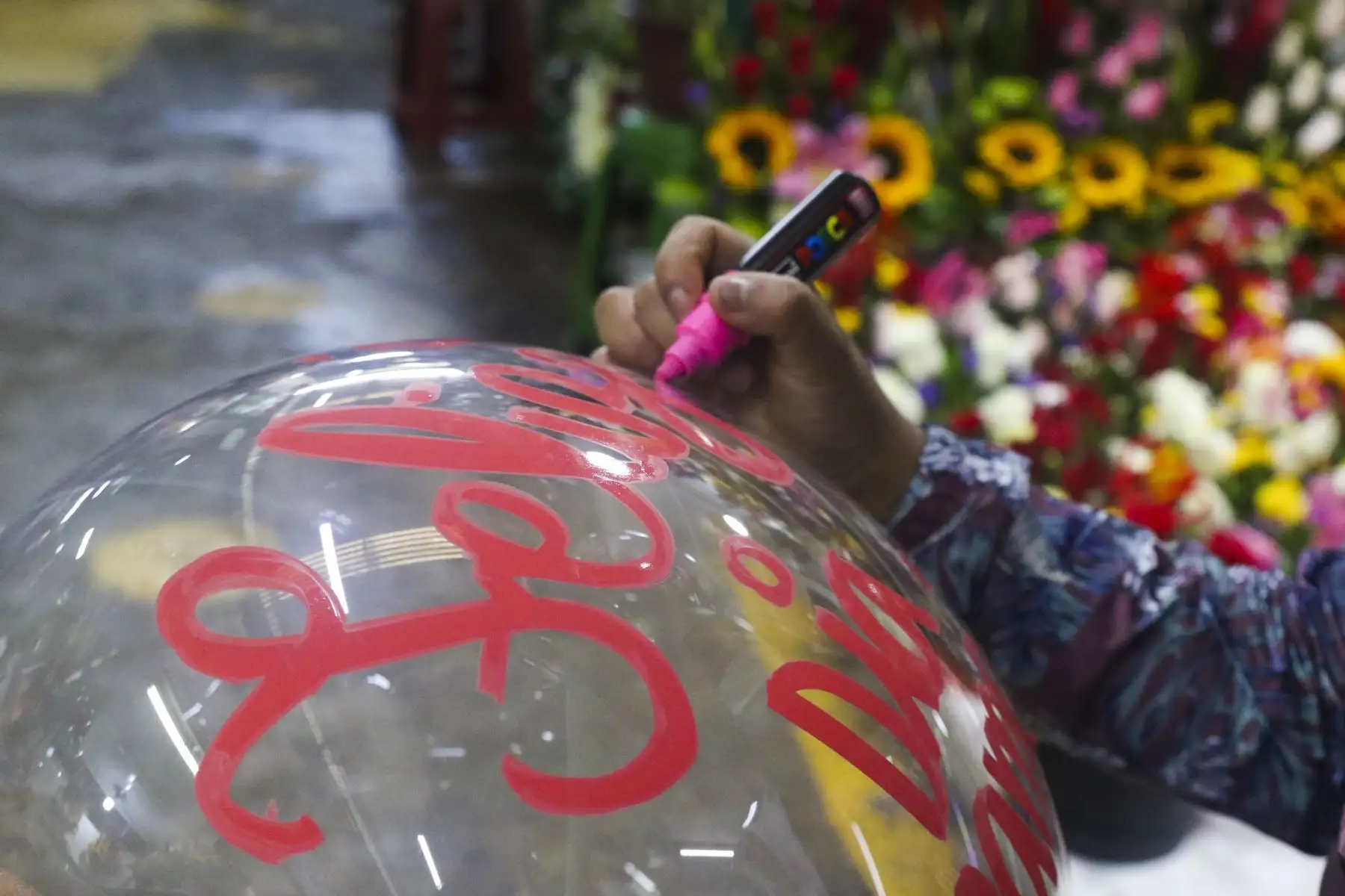 Venta de arreglos florales, peluches, rosas y otros artículos se incrementa en el Mercado de Flores a pocas horas del Día de la Madre. Foto: ANDINA/Eddy Ramos.