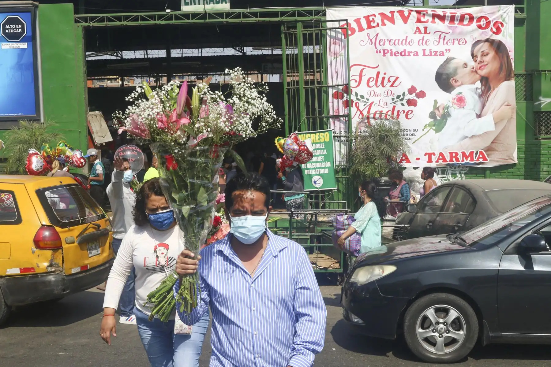 Venta de arreglos florales, peluches, rosas y otros artículos se incrementa en el Mercado de Flores a pocas horas del Día de la Madre. Foto: ANDINA/Eddy Ramos.