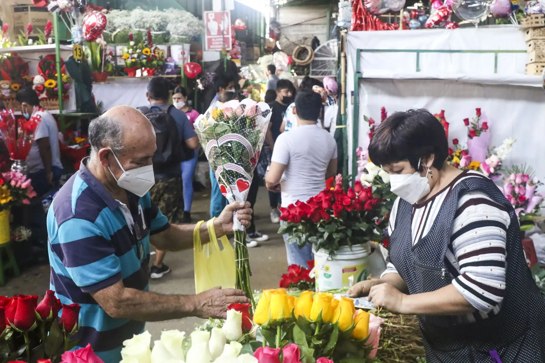 Venta de arreglos florales, peluches, rosas y otros artículos se incrementa en el Mercado de Flores a pocas horas del Día de la Madre. Foto: ANDINA/Eddy Ramos.