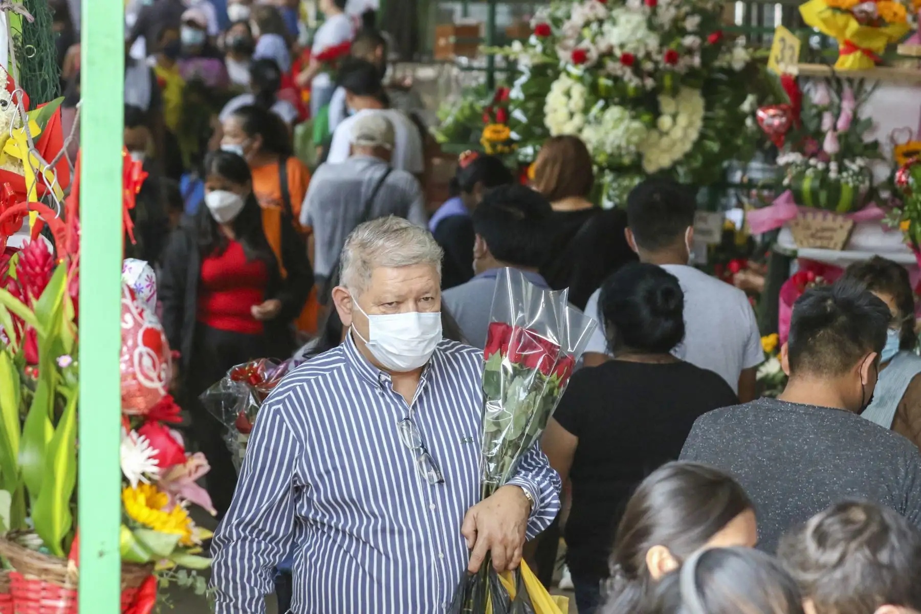 Venta de arreglos florales, peluches, rosas y otros artículos se incrementa en el Mercado de Flores a pocas horas del Día de la Madre. Foto: ANDINA/Eddy Ramos.