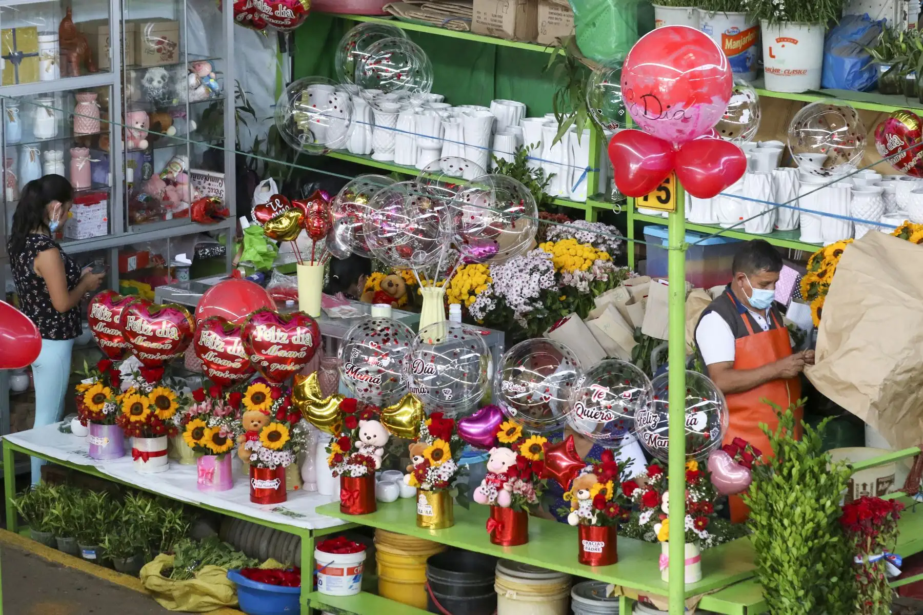 Venta de arreglos florales, peluches, rosas y otros artículos se incrementa en el Mercado de Flores a pocas horas del Día de la Madre. Foto: ANDINA/Eddy Ramos.