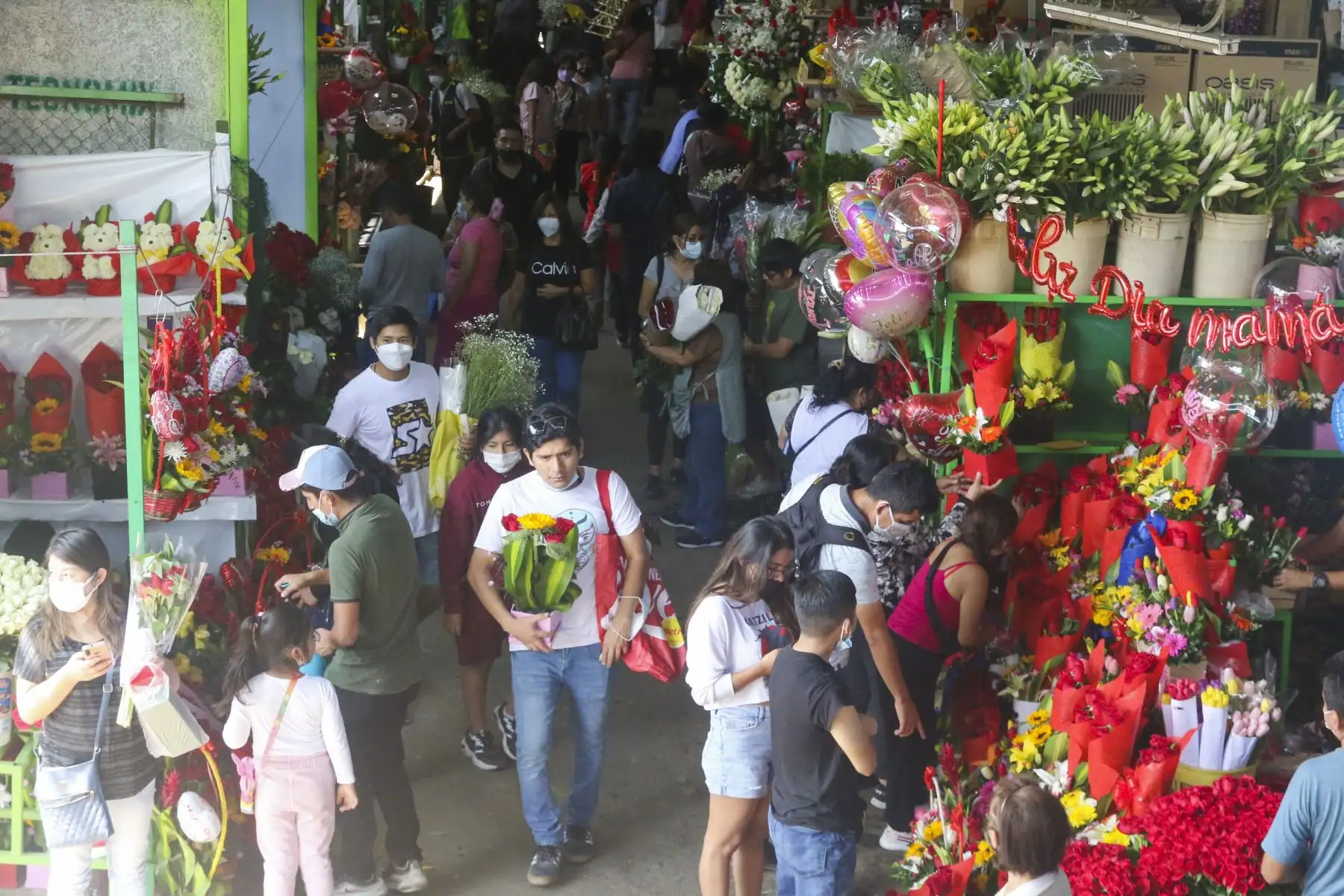 Venta de arreglos florales, peluches, rosas y otros artículos se incrementa en el Mercado de Flores a pocas horas del Día de la Madre. Foto: ANDINA/Eddy Ramos.