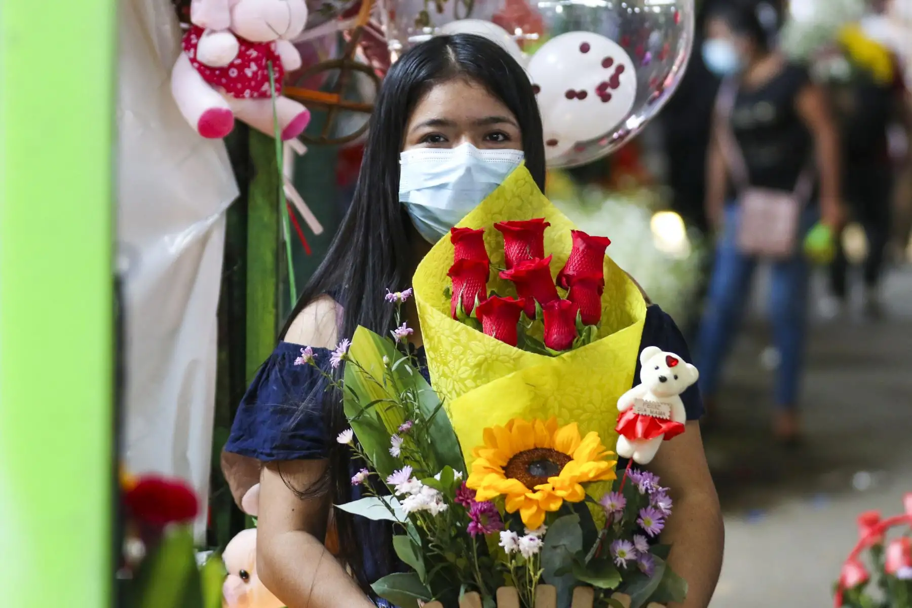 Venta de arreglos florales, peluches, rosas y otros artículos se incrementa en el Mercado de Flores a pocas horas del Día de la Madre. Foto: ANDINA/Eddy Ramos.