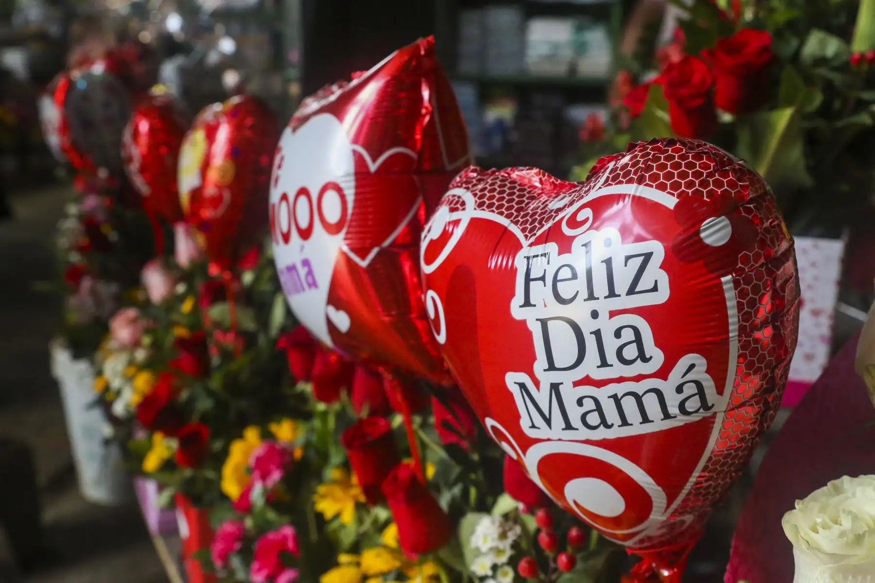 Venta de arreglos florales, peluches, rosas y otros artículos se incrementa en el Mercado de Flores a pocas horas del Día de la Madre. Foto: ANDINA/Eddy Ramos.