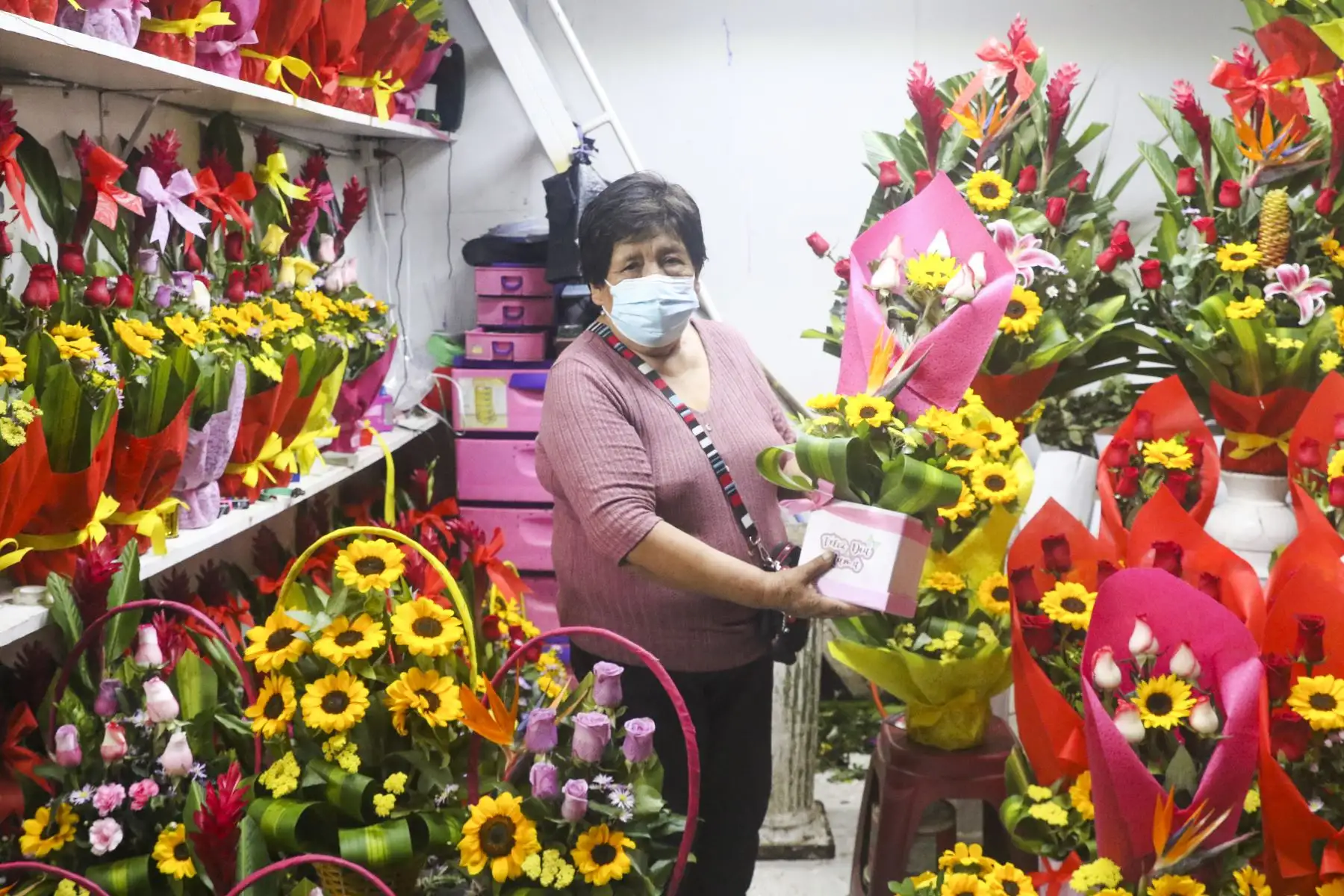 Venta de arreglos florales, peluches, rosas y otros artículos se incrementa en el Mercado de Flores a pocas horas del Día de la Madre. Foto: ANDINA/Eddy Ramos.