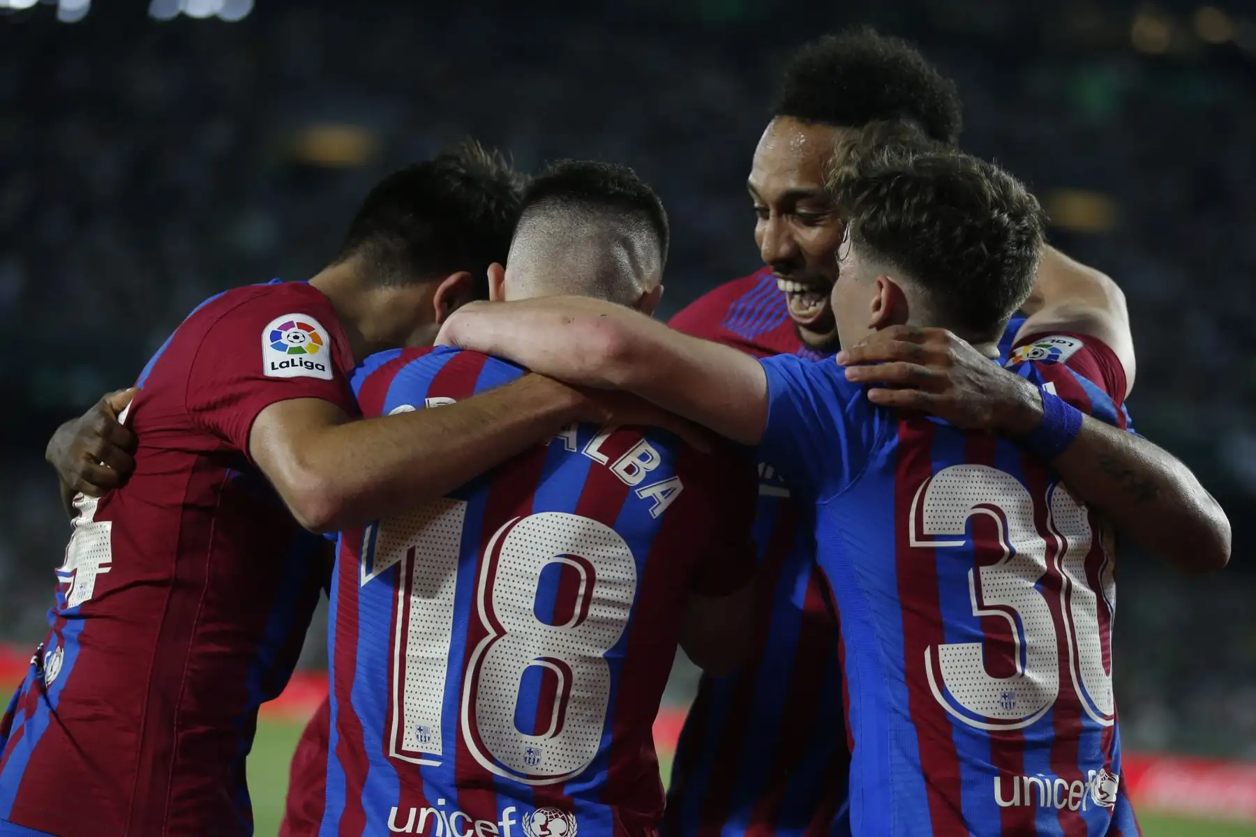 Ansu Fati celebra junto a sus compañeros del Barcelona tras anotar ante el Real Betis durante el partido por la jornada 35 de LaLiga Santander, en el estadio Benito Villamarín, Sevilla. Foto: EFE