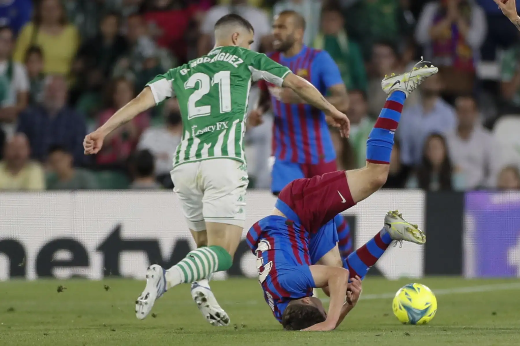 El centrocampista argentino del Real Betis Guido Rodriguez lucha con Gavi del FC Barcelona, durante el partido de la jornada 35 de LaLiga Santander, en el estadio Benito Villamarín. Foto: EFE
