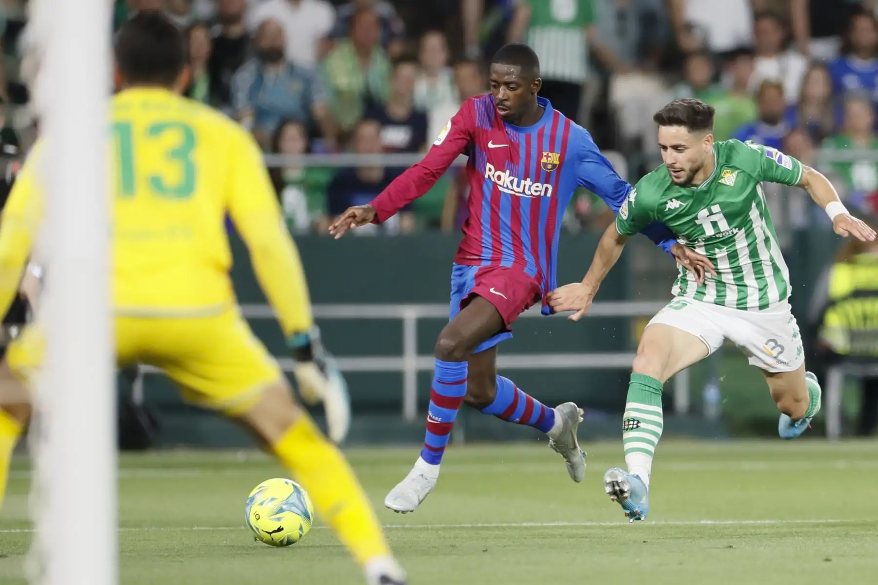 El delantero francés del FC Barcelona, Ousmane Dembélé, controla el balón durante el partido de la jornada 35 de LaLiga Santander, en el estadio Benito Villamarín, en Sevilla. Foto: EFE