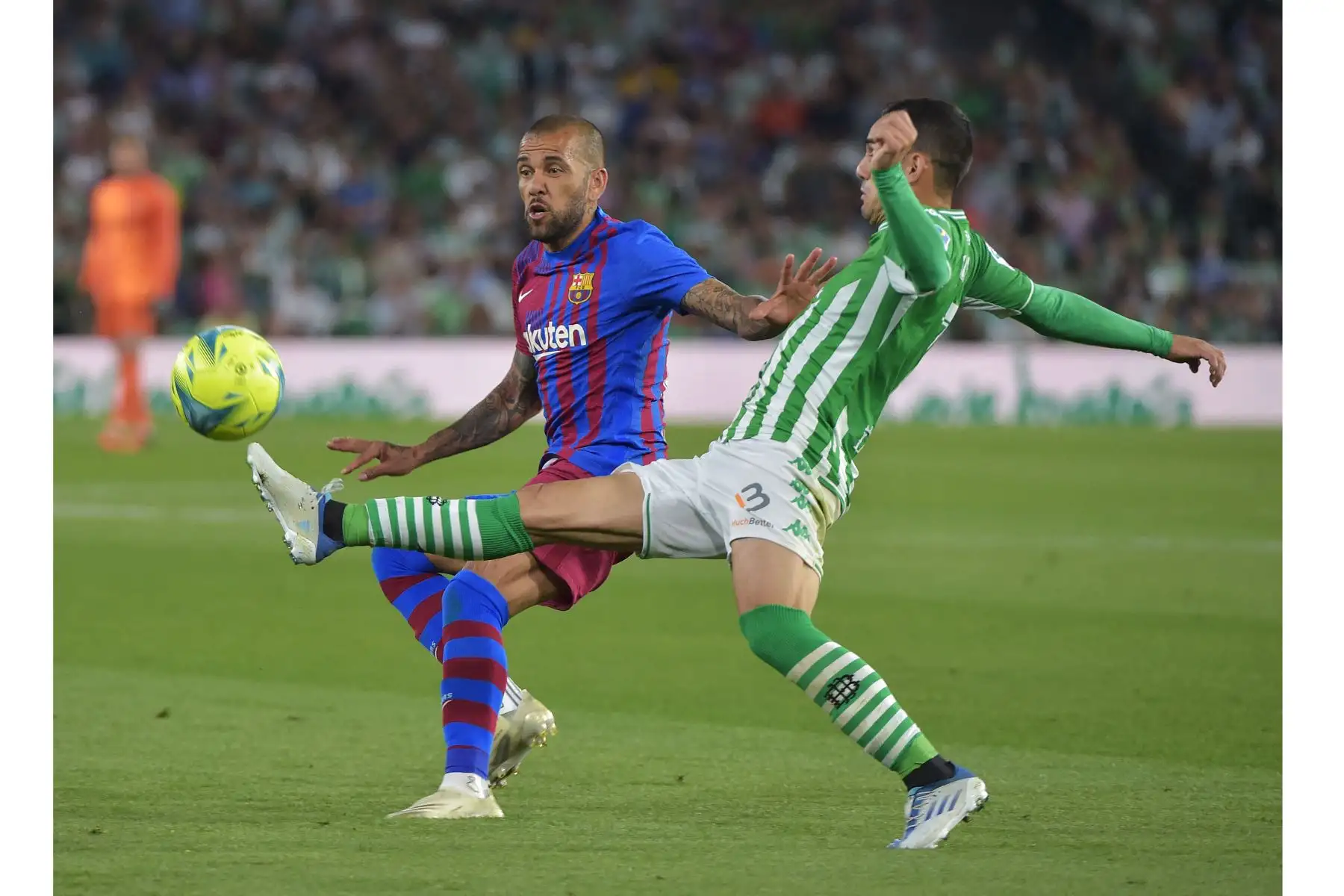 El centrocampista del Real Betis, Rodri Sánchez, lucha con Adama Traoré, del FC Barcelona, durante el partido de la jornada 35 de LaLiga Santander, en el estadio Benito Villamarín, en Sevilla. Foto: EFE