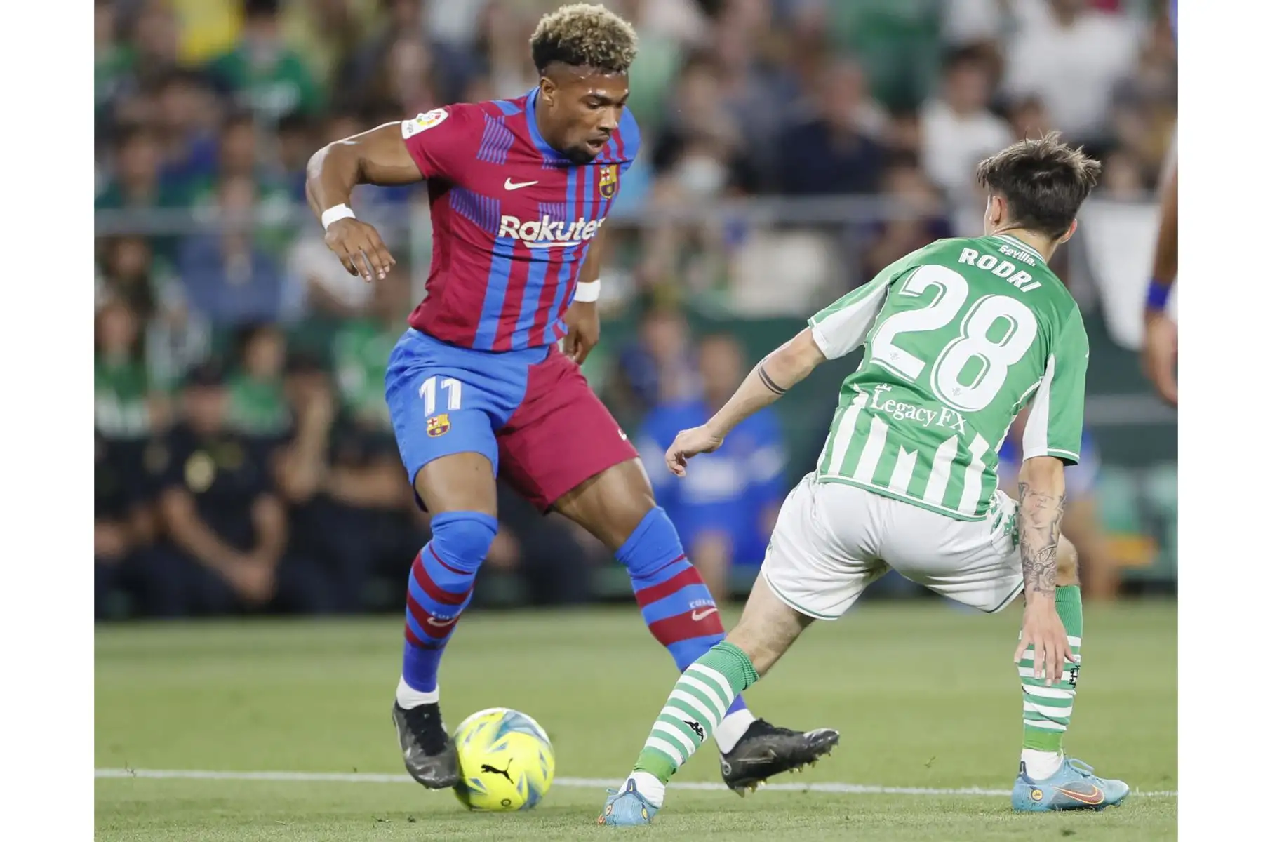El centrocampista del Real Betis, Rodri Sánchez, lucha con Adama Traoré, del FC Barcelona, durante el partido de la jornada 35 de LaLiga Santander, en el estadio Benito Villamarín, en Sevilla. Foto: EFE