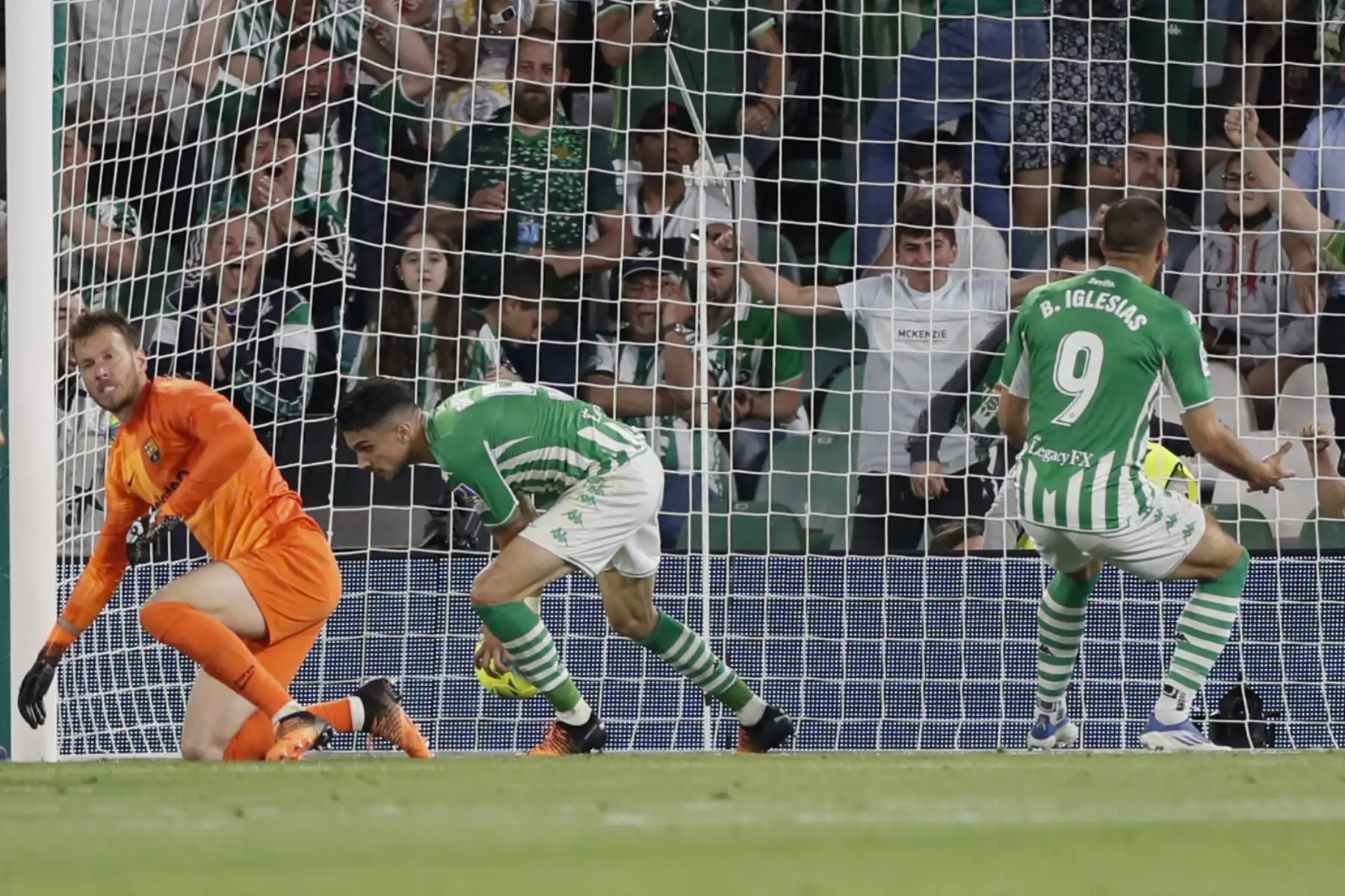 El defensa del Real Betis, Marc Bartra, celebra su gol durante el partido de la jornada 35 de LaLiga Santander, en el estadio Benito Villamarín, en Sevilla. Foto: EFE
