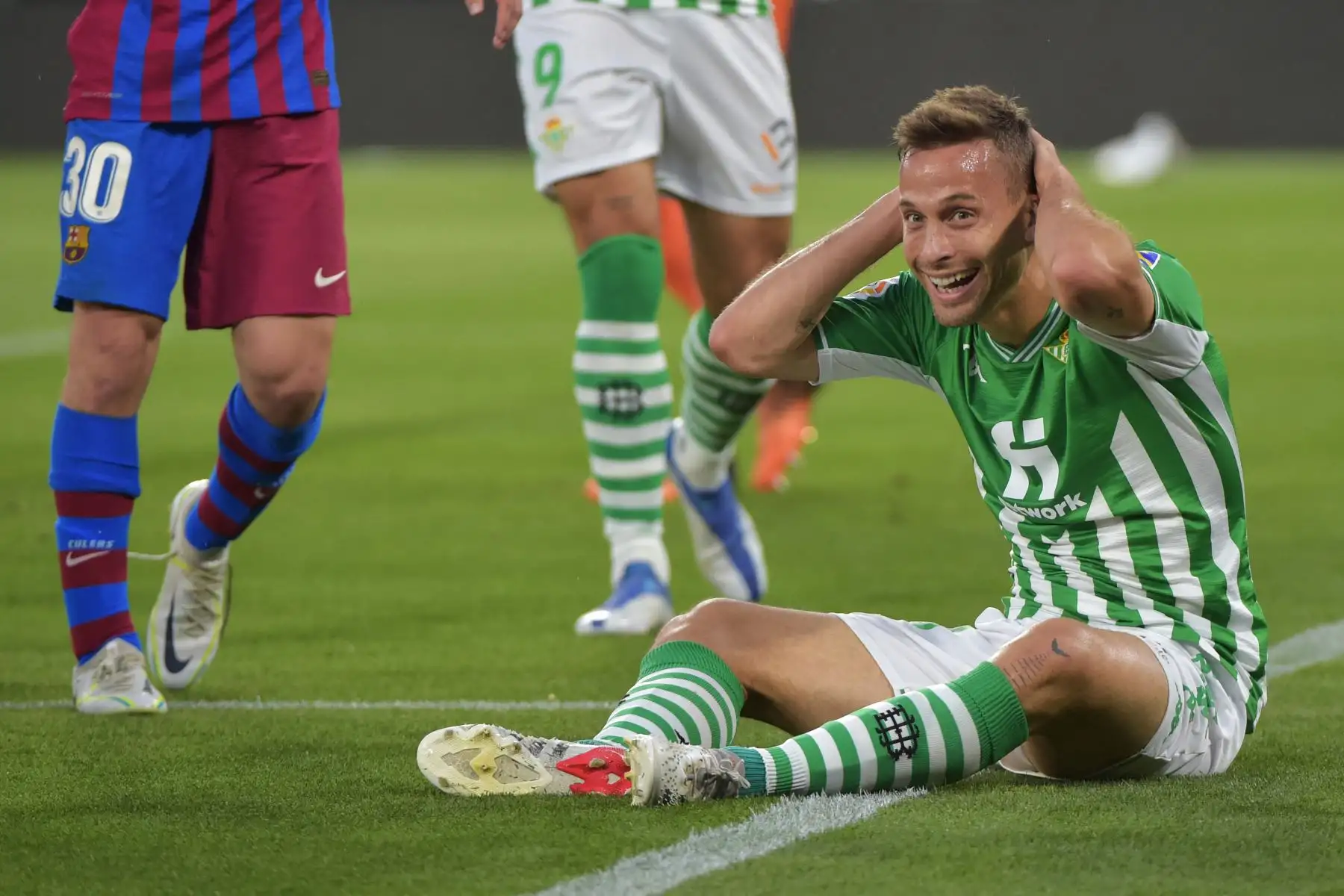 El mediocampista español del Real Betis, Sergio Canales, reacciona durante el partido frente al Barcelona por la Liga española. Foto: AFP