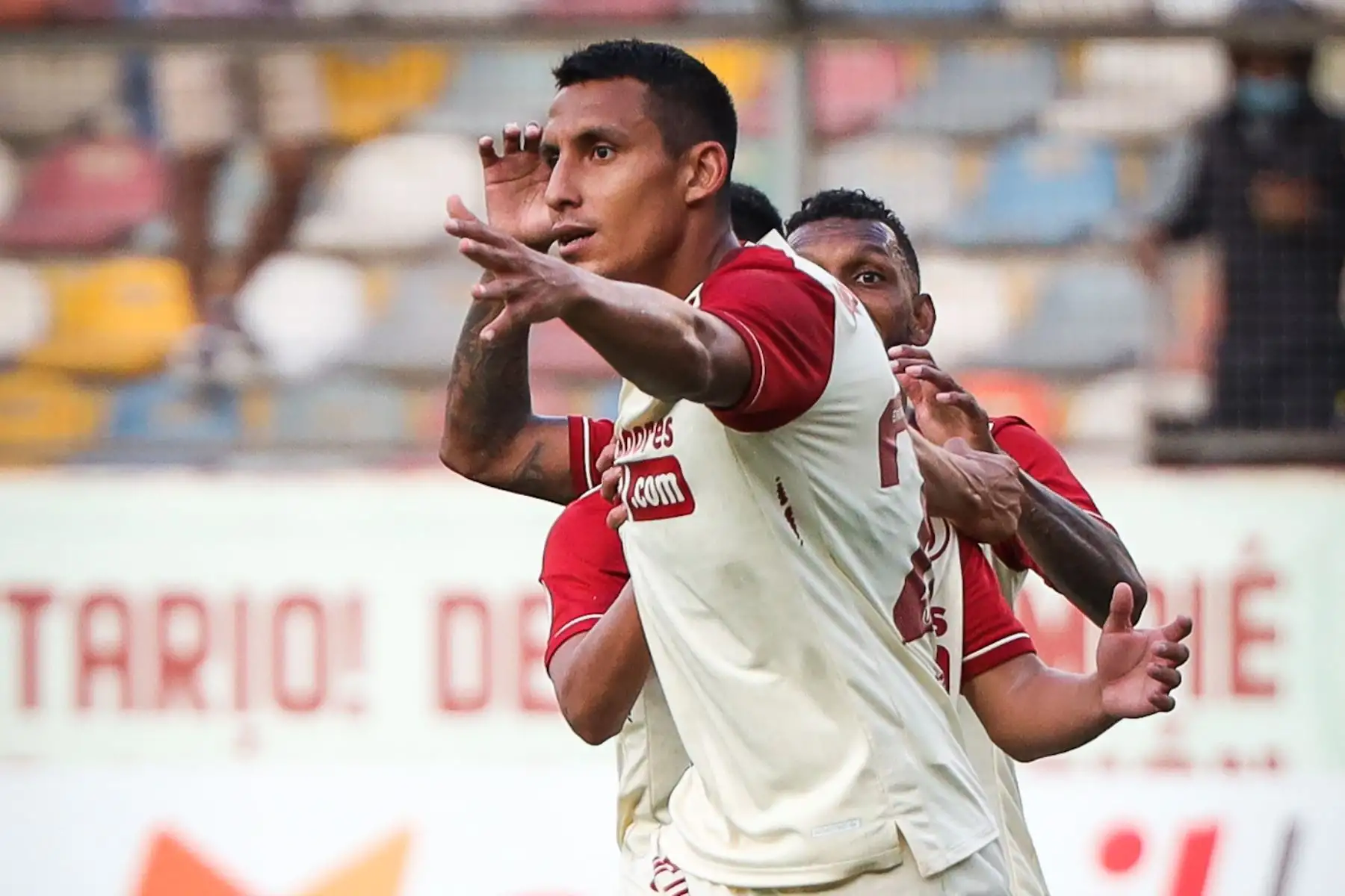 Alex Valera de Universitario celebra tras anotar ante Alianza Atlético por la fecha 13 de la Liga 1, en el Estadio Monumental. Foto: Club Universitario de Deportes