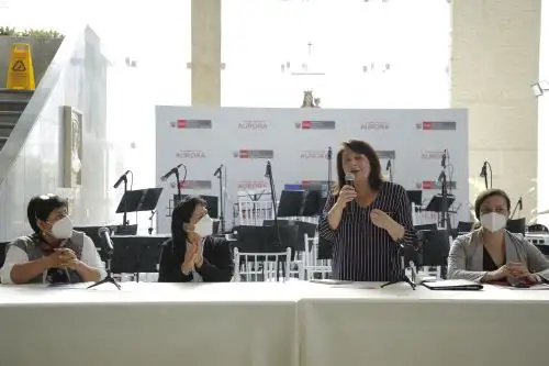 La ministra de la Mujer, Diana Miloslavich, junto a la primera dama Lilia Paredes.