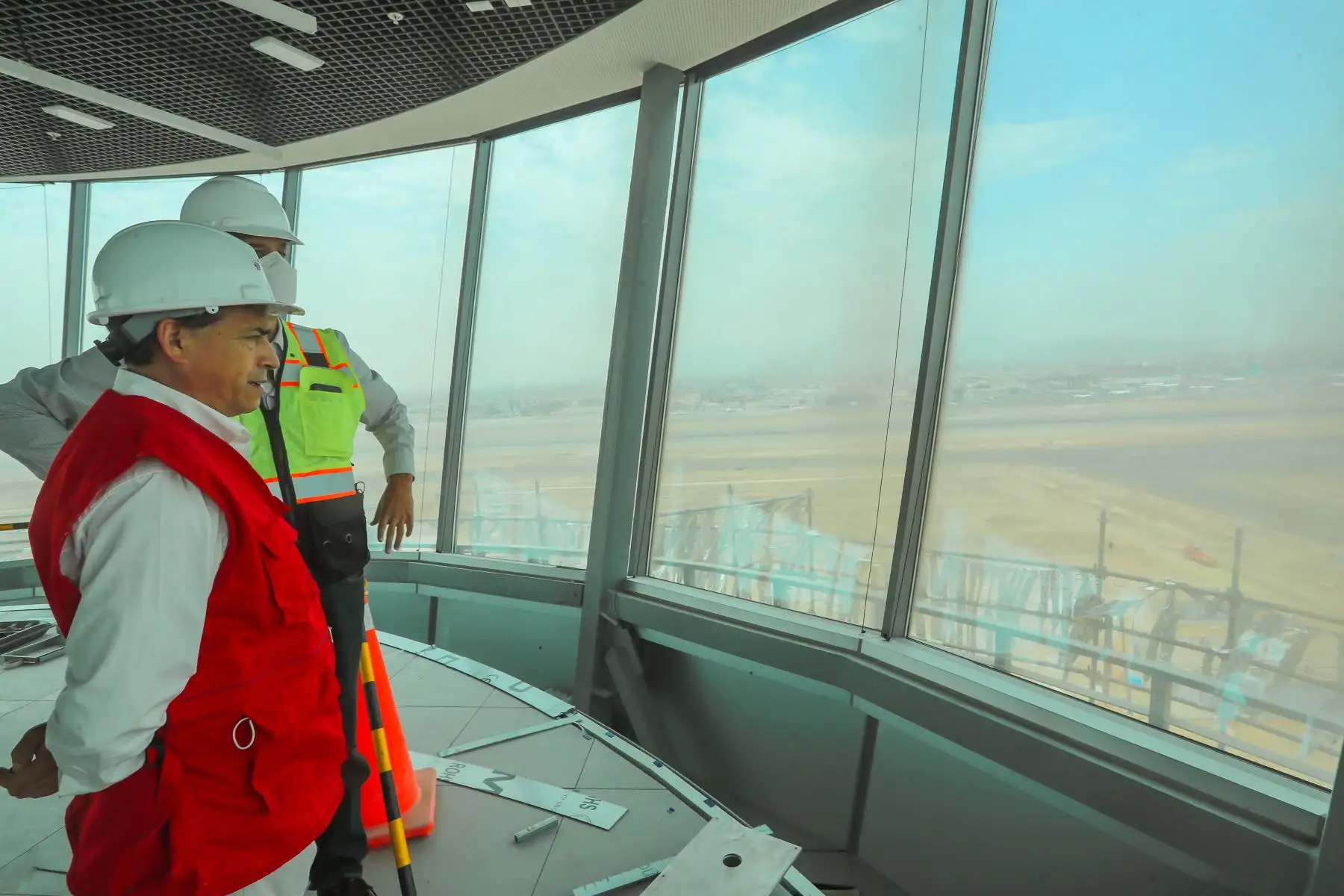 El ministro de Transportes y Comunicaciones,  Nicolás Bustamante Coronado, comprobó los avances de la nueva Torre de Control y la pista de aterrizaje que se encuentra al 95%. Foto: ANDINA/MTC