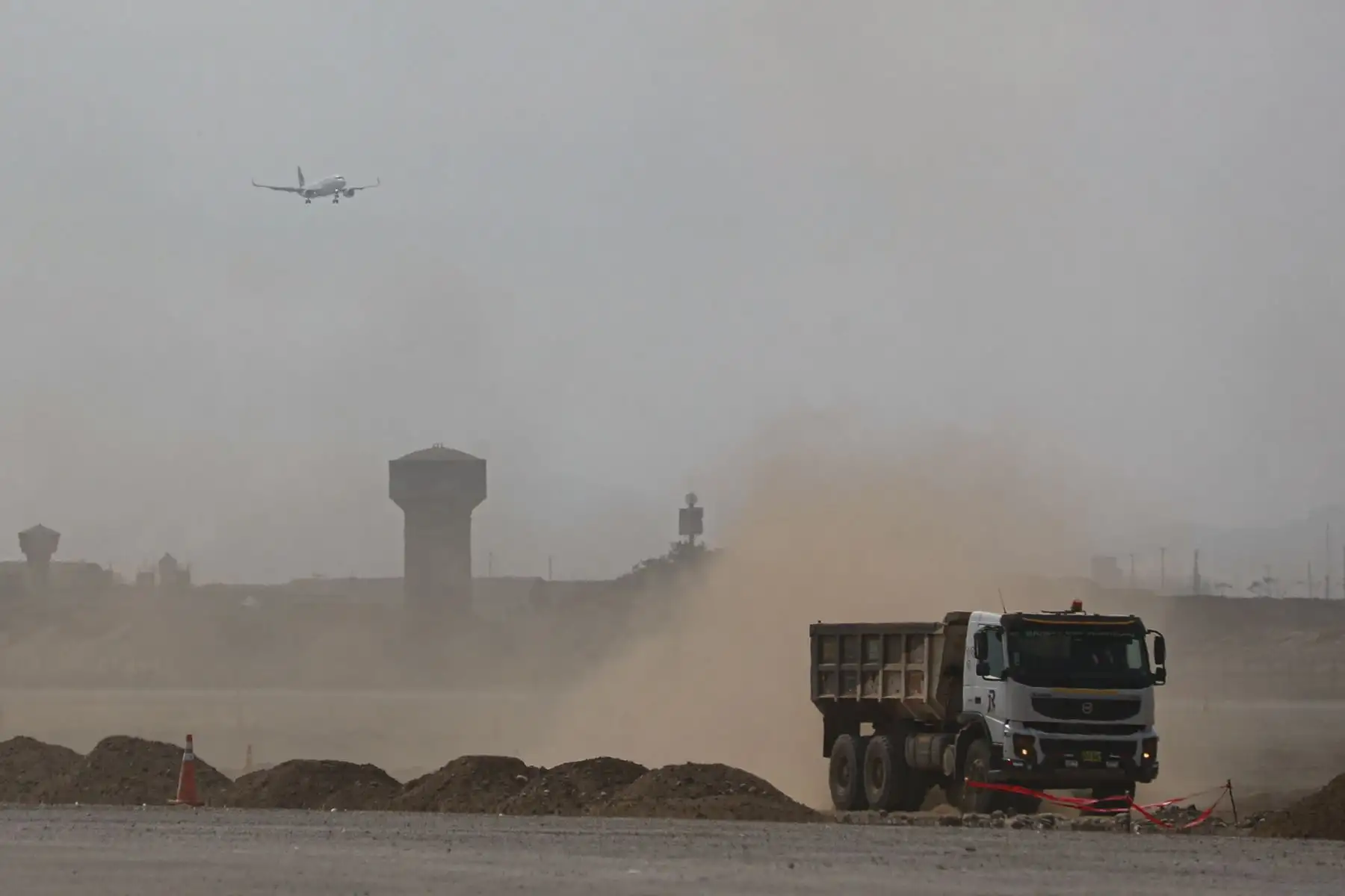 La torre de control tiene una altura de 65 metros y los edificios de soporte se construyen en un área de 3100 m2, mientras que la segunda pista de aterrizaje tiene una longitud de 3480 metros y contará con una red de más de 10 Km de nuevas calles de rodaje, luces de aproximación, sistemas de balizamiento, ayudas a la aeronavegación, sistemas de media tensión y equipos de control y vigilancia. Foto: ANDINA/MTC