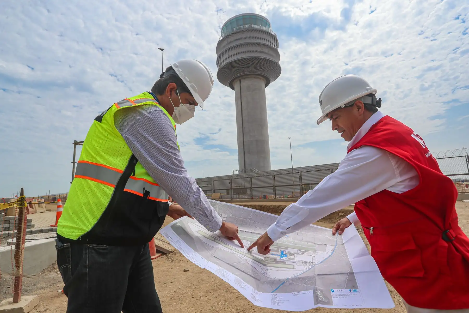 El ministro de Transportes y Comunicaciones,  Nicolás Bustamante Coronado, comprobó los avances de la nueva Torre de Control y la pista de aterrizaje que se encuentra al 95%. Foto: ANDINA/MTC