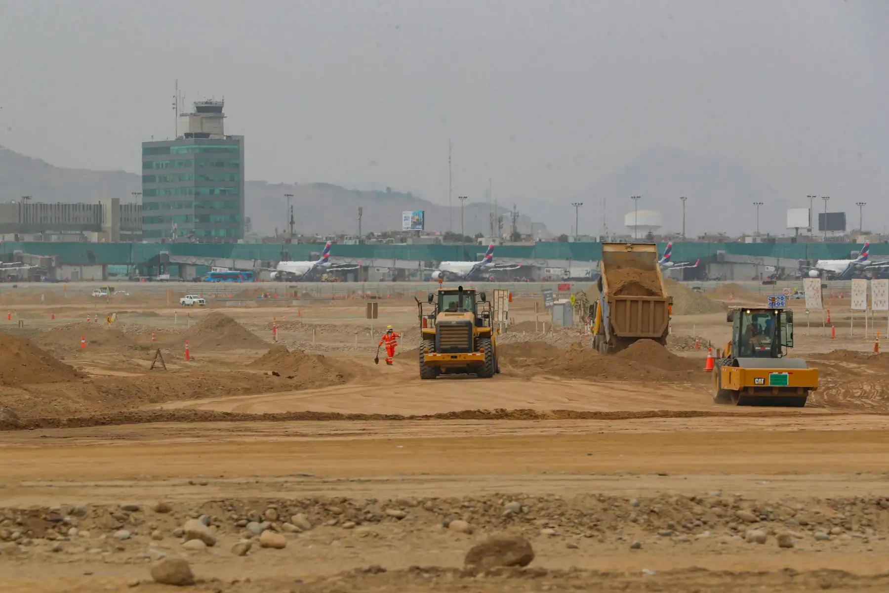 El ministro de Transportes y Comunicaciones,  Nicolás Bustamante Coronado, comprobó los avances de la nueva Torre de Control y la pista de aterrizaje que se encuentra al 95%. Foto: ANDINA/MTC