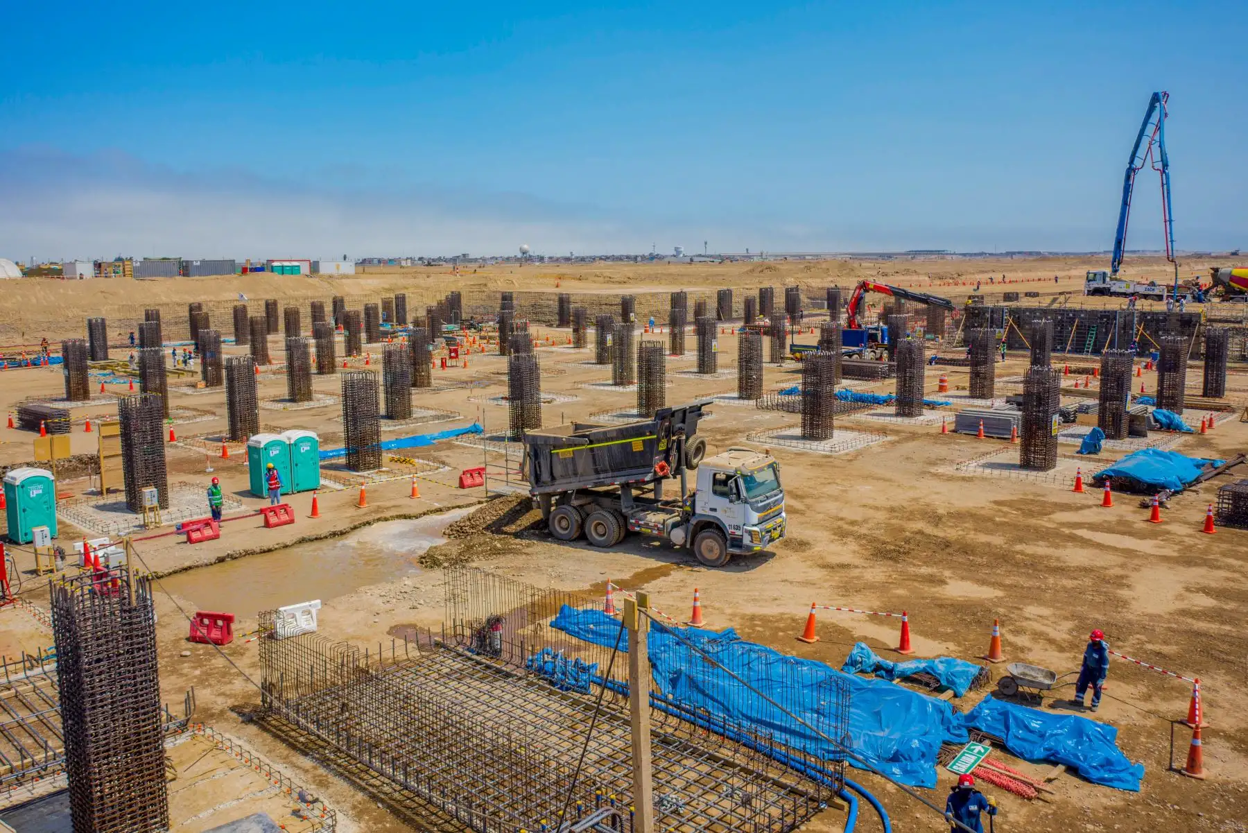 La torre de control tiene una altura de 65 metros y los edificios de soporte se construyen en un área de 3100 m2, mientras que la segunda pista de aterrizaje tiene una longitud de 3480 metros y contará con una red de más de 10 Km de nuevas calles de rodaje, luces de aproximación, sistemas de balizamiento, ayudas a la aeronavegación, sistemas de media tensión y equipos de control y vigilancia. Foto: ANDINA/MTC