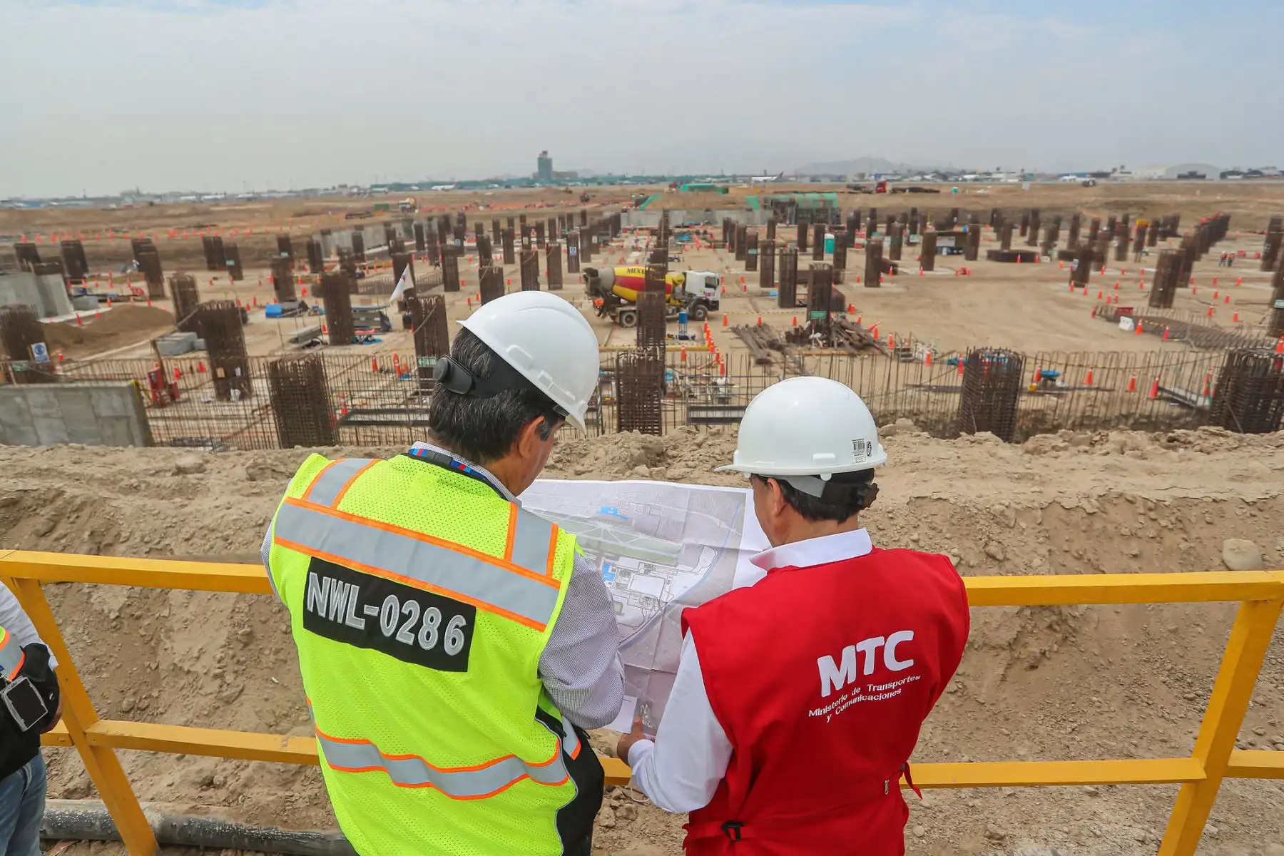 El ministro de Transportes y Comunicaciones,  Nicolás Bustamante Coronado, comprobó los avances de la nueva Torre de Control y la pista de aterrizaje que se encuentra al 95%. Foto: ANDINA/MTC