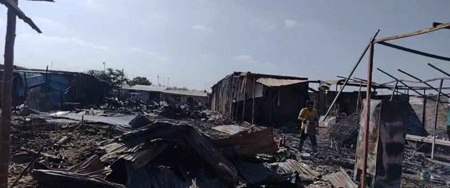 Piura: incendio urbano en Sullana deja 12 viviendas destruidas y 6 afectadas