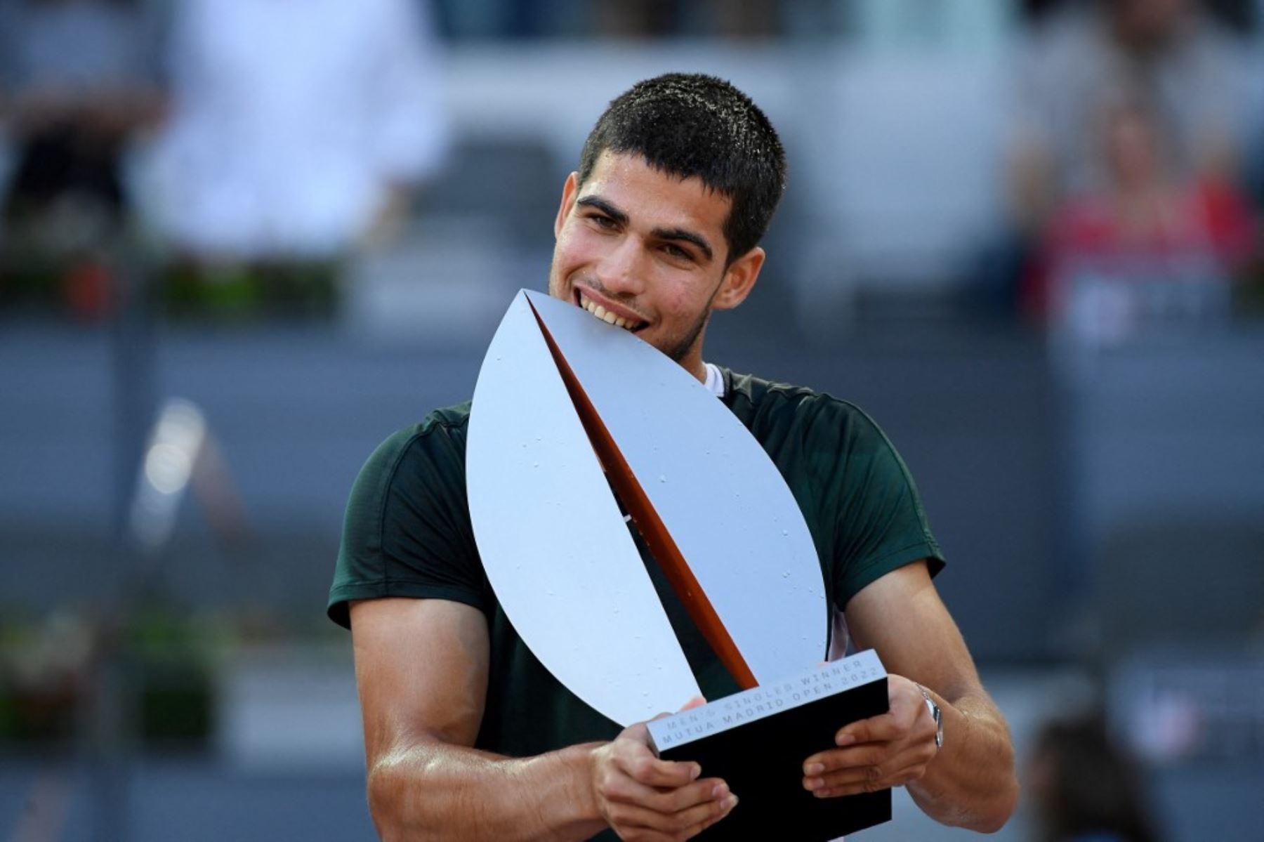 Alcaraz gana el Masters 1000 de Madrid tras arrollar a Zverev