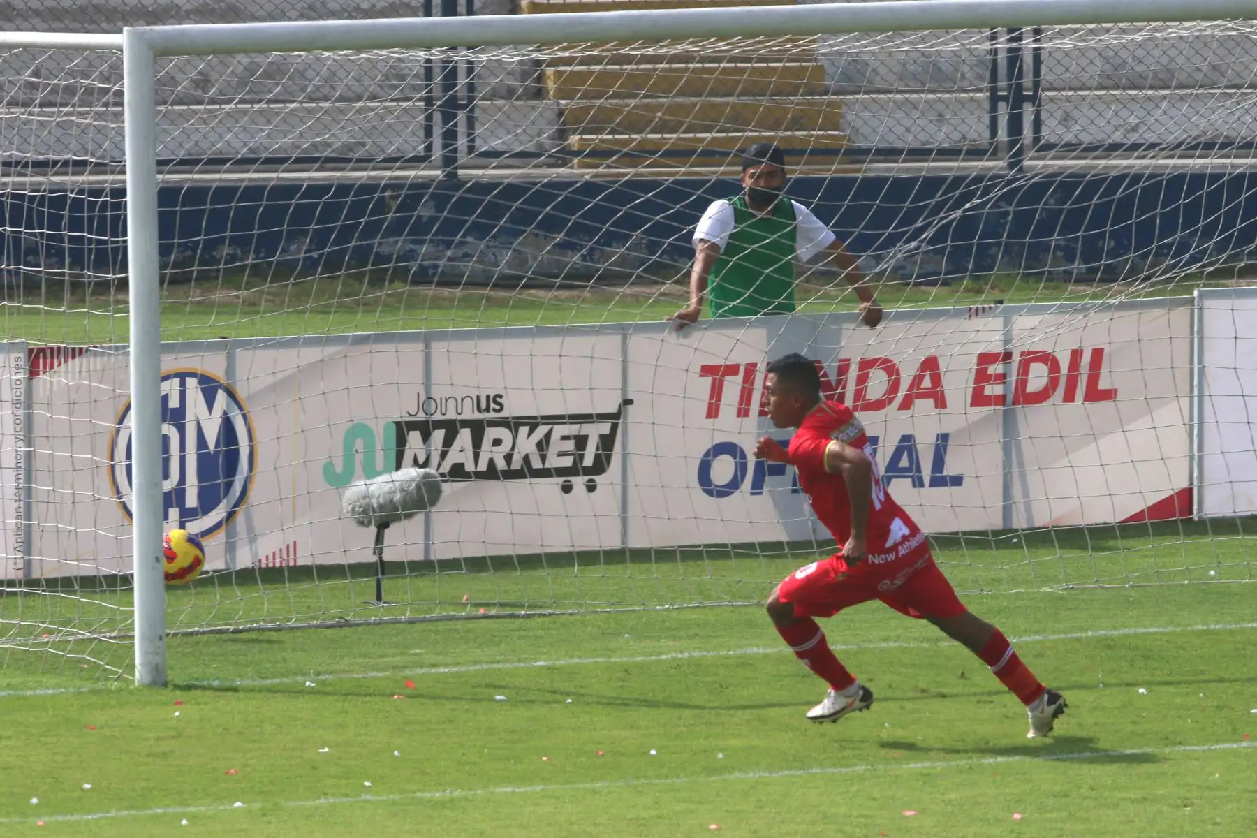 Ronal Huaccha de Sport Huancayo marca marca el 1 a 0 ante el Deportivo Municipal por la jornada 13 de la Liga 1, en el estadio Iván Elías Moreno. Foto: ANDINA/Eddy Ramos