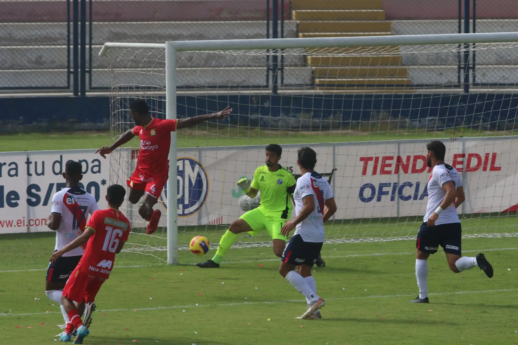 Deportivo Municipal  enfrenta a Sport Huancayo por la jornada 13 de la Liga 1, en el estadio Iván Elías Moreno. Foto: ANDINA/Eddy Ramos