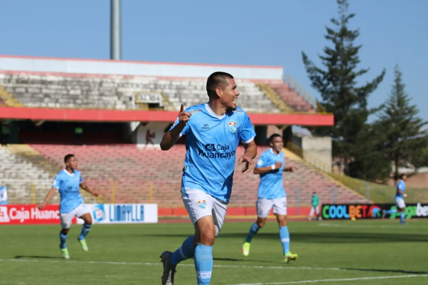 Hernán Rengifo de ADT celebra tras anotar ante Sporting Cristal durante partido por la jornada 13 de la Liga 1, en el Estadio IPD de Huancayo. Foto: ITEA Comunicaciones