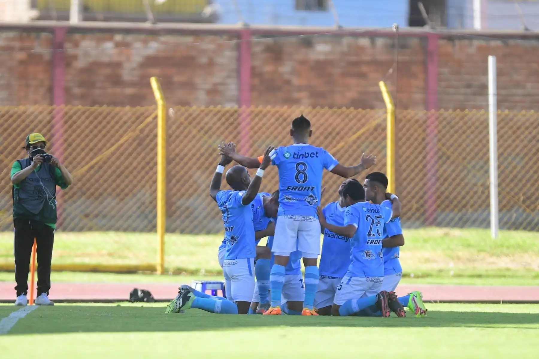 Hernán Rengifo de ADT celebra tras anotar ante Sporting Cristal durante partido por la jornada 13 de la Liga 1, en el Estadio IPD de Huancayo. Foto: ITEA Comunicaciones