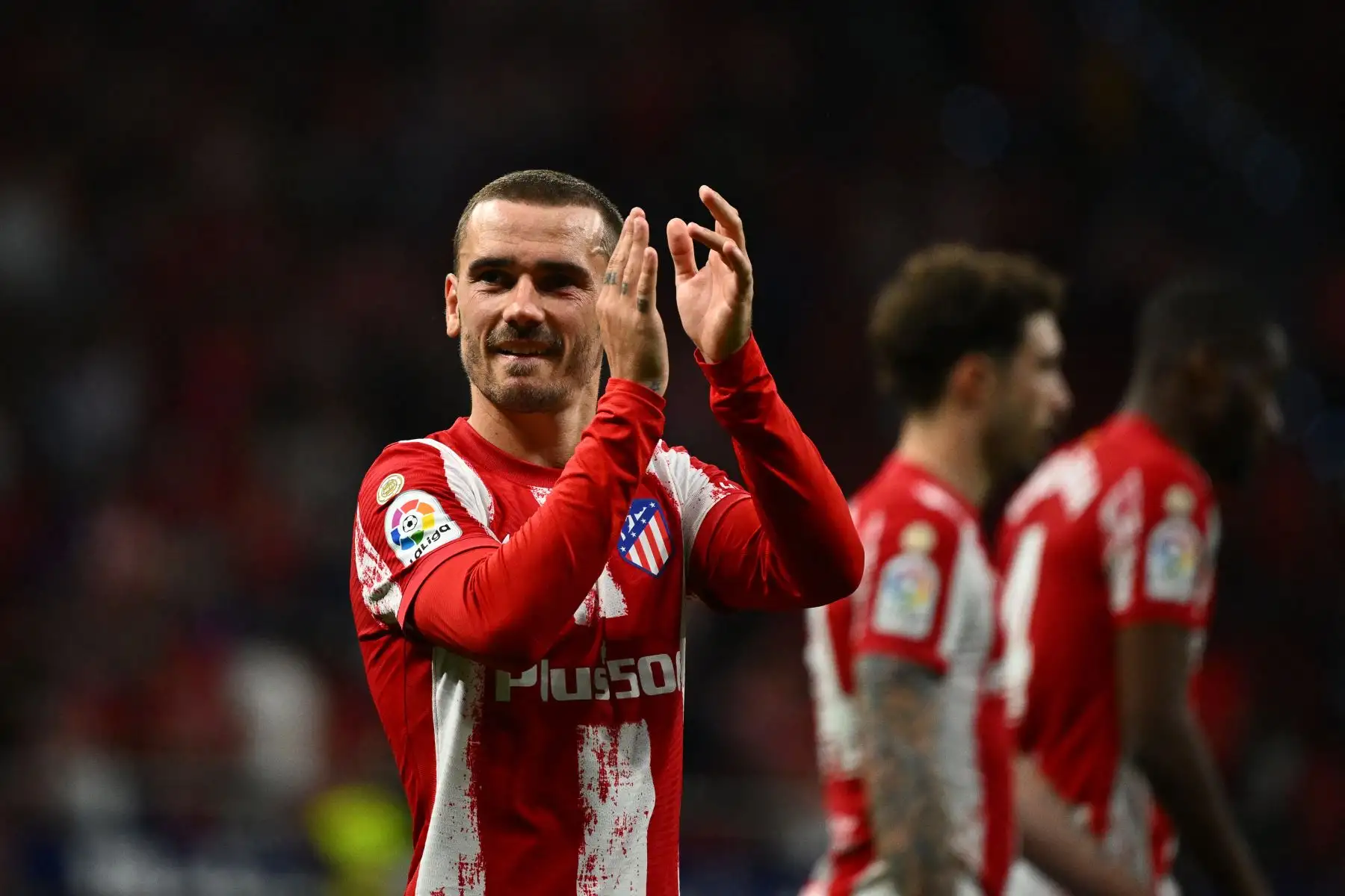 El delantero francés del Atlético de Madrid, Antoine Griezmann, celebra tras vencer al Real Madrid por LaLiga. Foto: AFP