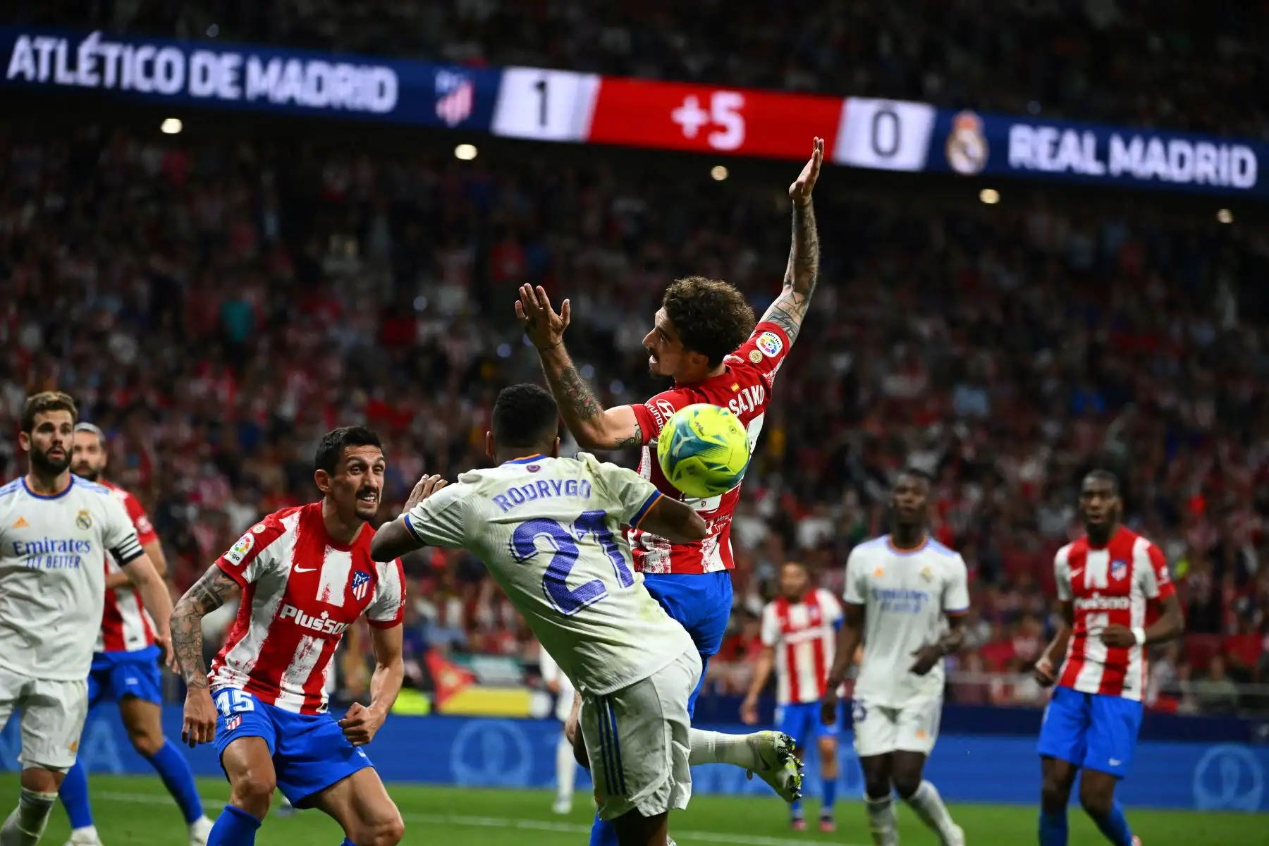 El delantero brasileño del Real Madrid, Rodrygo, lucha por el balón con el defensor croata del Atlético de Madrid, Sime Vrsaljko, durante la liga española. Foto: AFP
