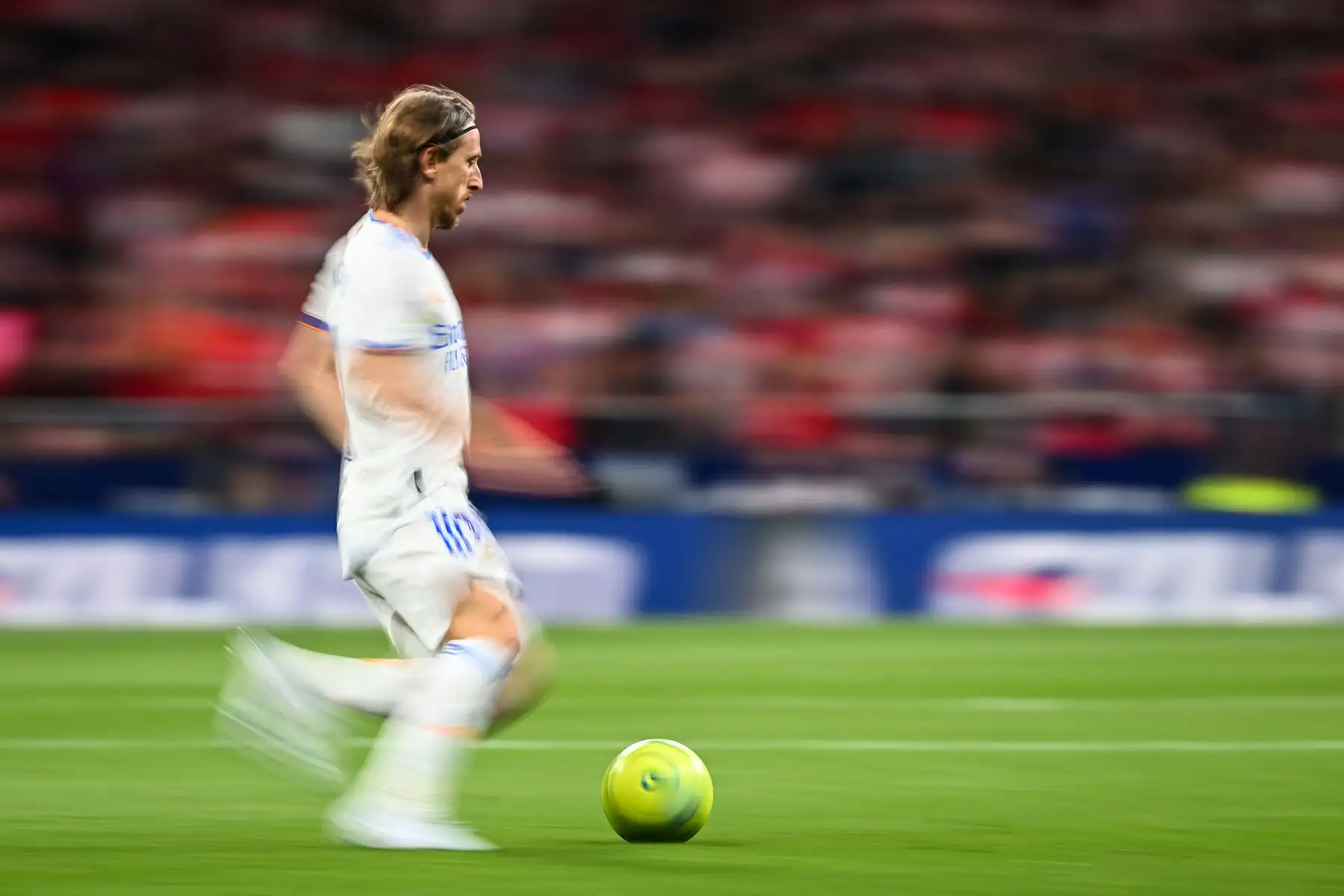 El centrocampista croata del Real Madrid, Luka Modric, corre con el balón durante el partido de la Liga española. Foto: AFP