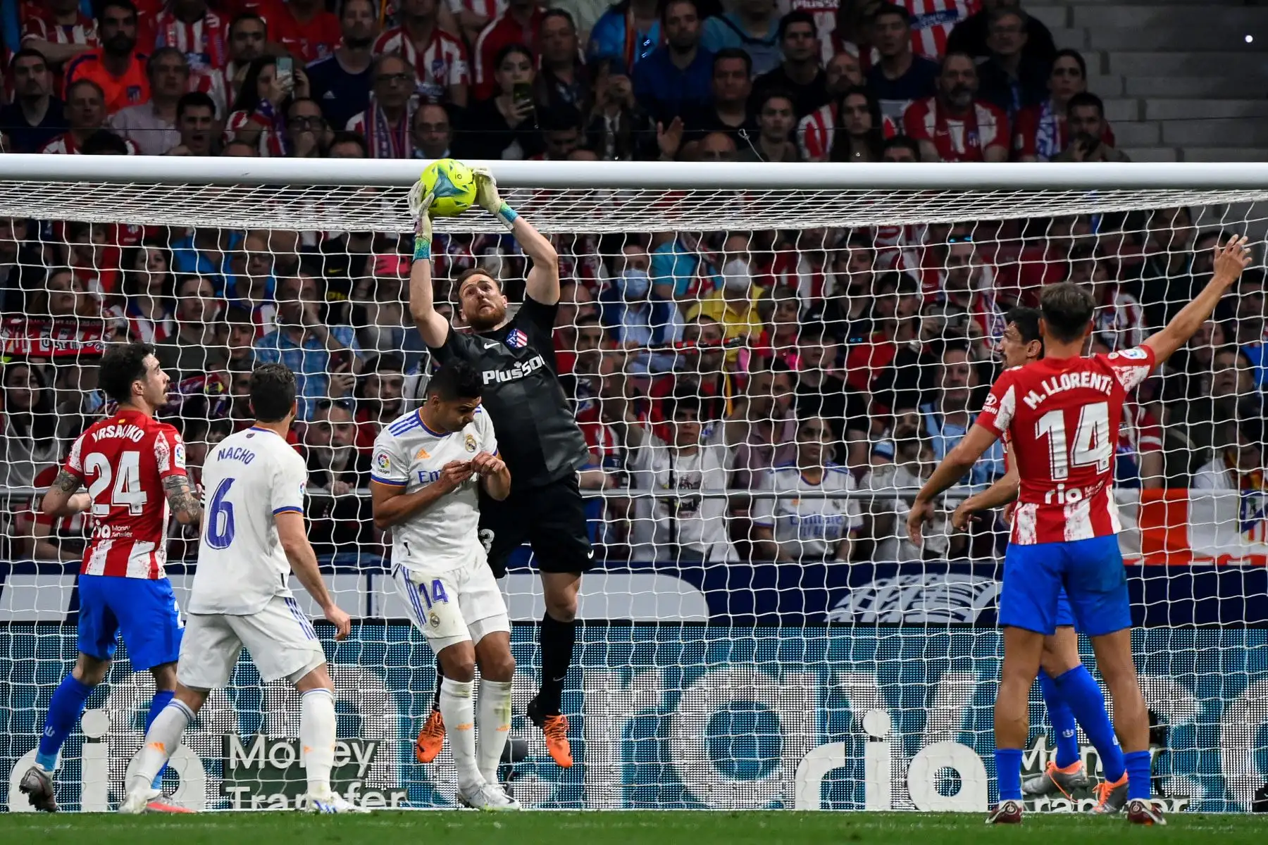 El portero esloveno del Atlético de Madrid, Jan Oblak, atrapa el balón durante partido contra el Real Madrid por la liga española. Foto: AFP