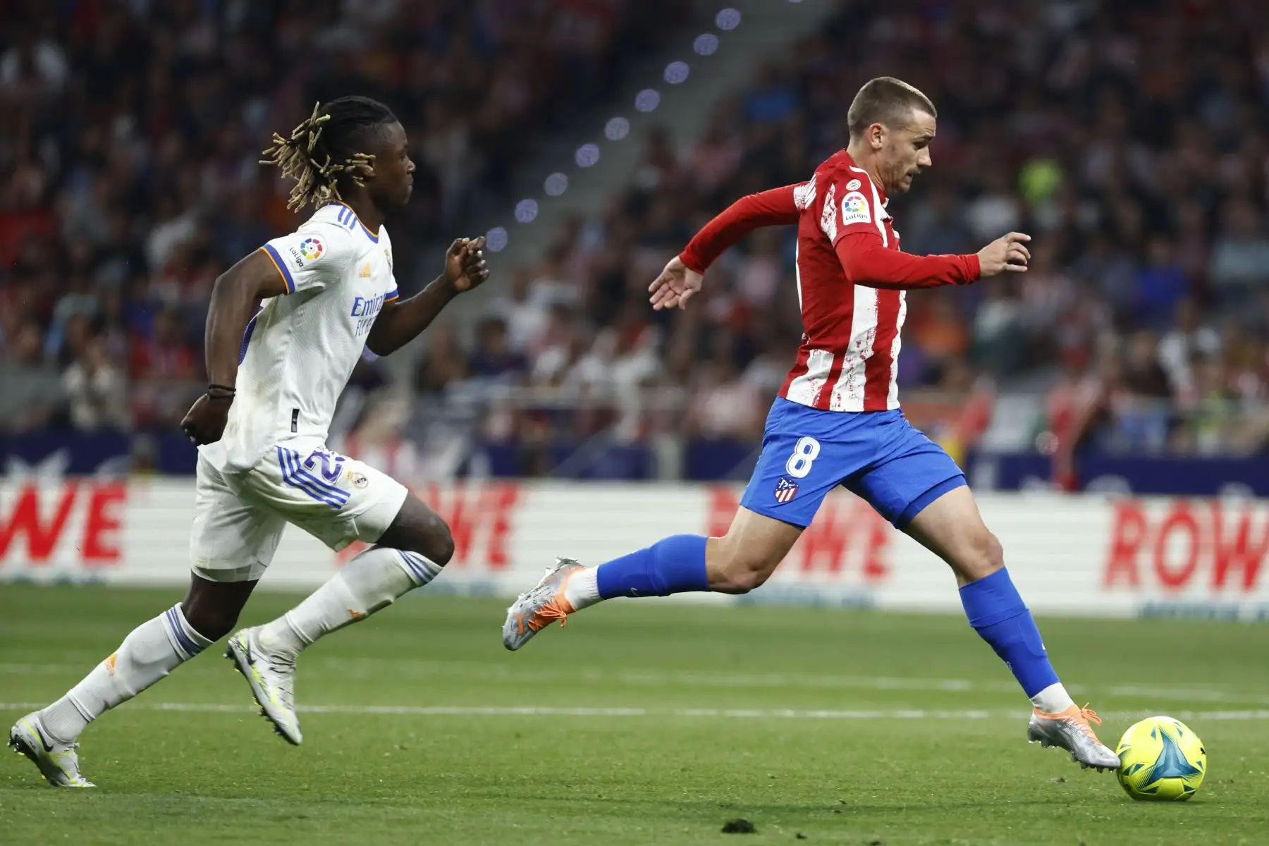 El delantero francés del Atlético de Madrid, Antoine Griezmann, conduce el balón ante la marca del centrocampista francés del Real Madrid, Eduardo Camavinga, durante el encuentro correspondiente a la jornada 35 de LaLiga. Foto: EFE